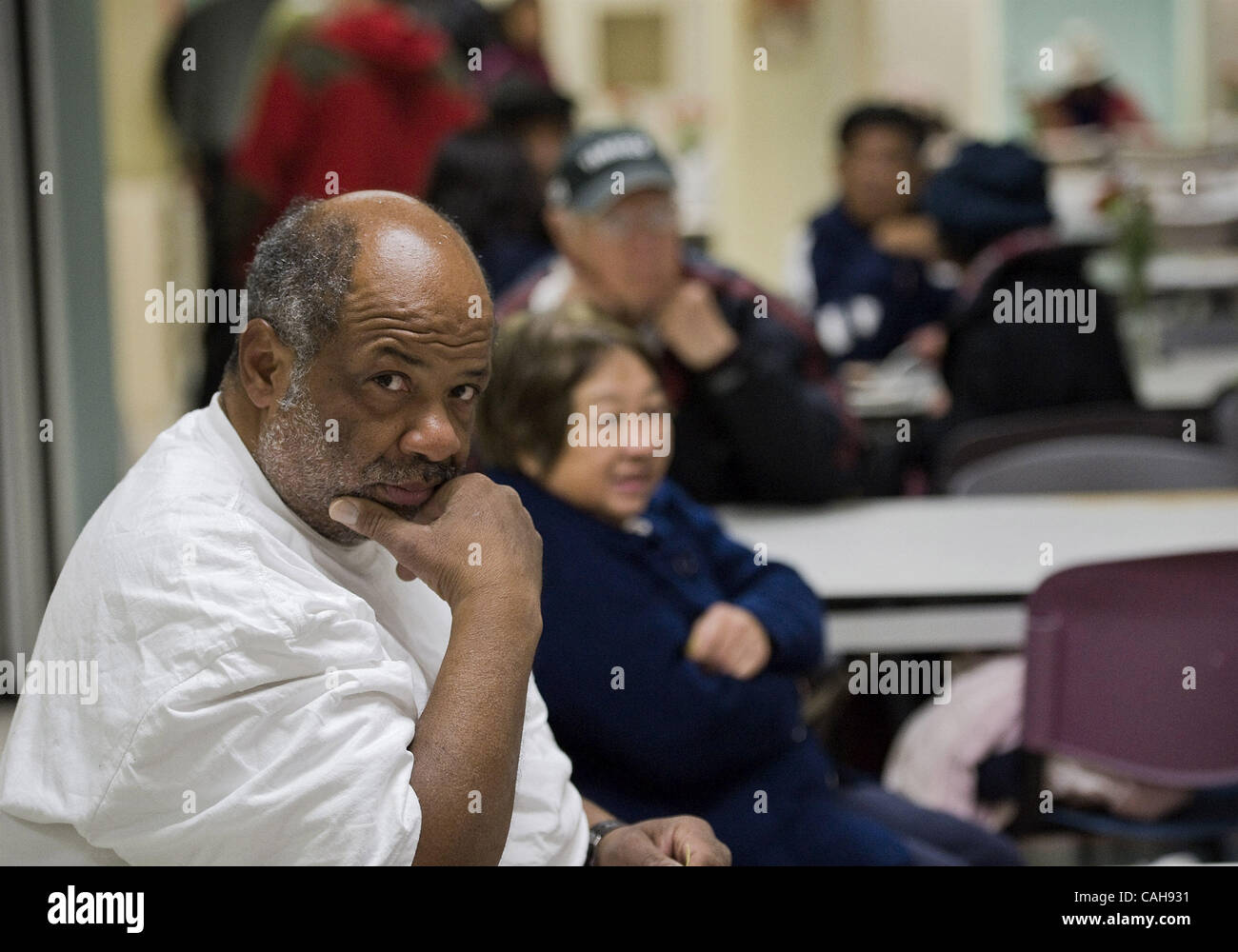 27. Dezember 2010 - San Francisco, CA, USA - Senioren Mittagessen in der Canon Kip Senior Center erwarten. Das Center in San Francisco bietet ein warmes Mittagessen und Gemeinschaft 365 Tage im Jahr für einkommensschwachen Senioren 60 Jahre und älter. (Kredit-Bild: © PJ Heller/ZUMAPRESS.com) Stockfoto