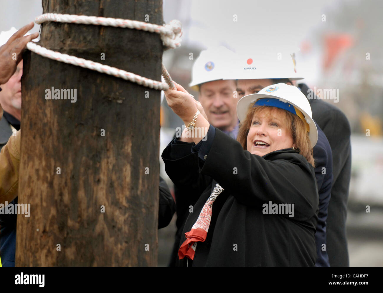Sacramento County District 3 Supervisor Susan Peters beteiligt sich bei der Beseitigung ein Strommast während einer Feier begraben Tiefbauten entlang Fulton Ave., 15. Januar 2008. Sacramento Bee / Florenz Low Stockfoto