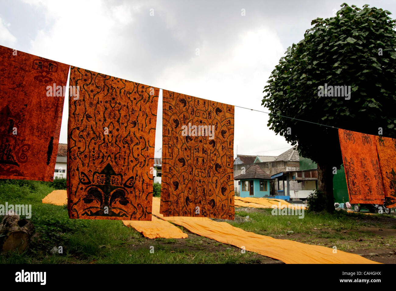 Solo, Indonesien 18. Januar 2008 Batik Röcke hängen einen Draht an Luft trockener Hitze nach Färbung bei Kampong Batik Graha Solo.  Graha ist eines der Center-Community des berühmten traditionellen Batik-Maker auf Solo, Zentral-Java.  Traditionellen Batik-Hersteller begann Pajang alte Java Königreich Ära Stockfoto