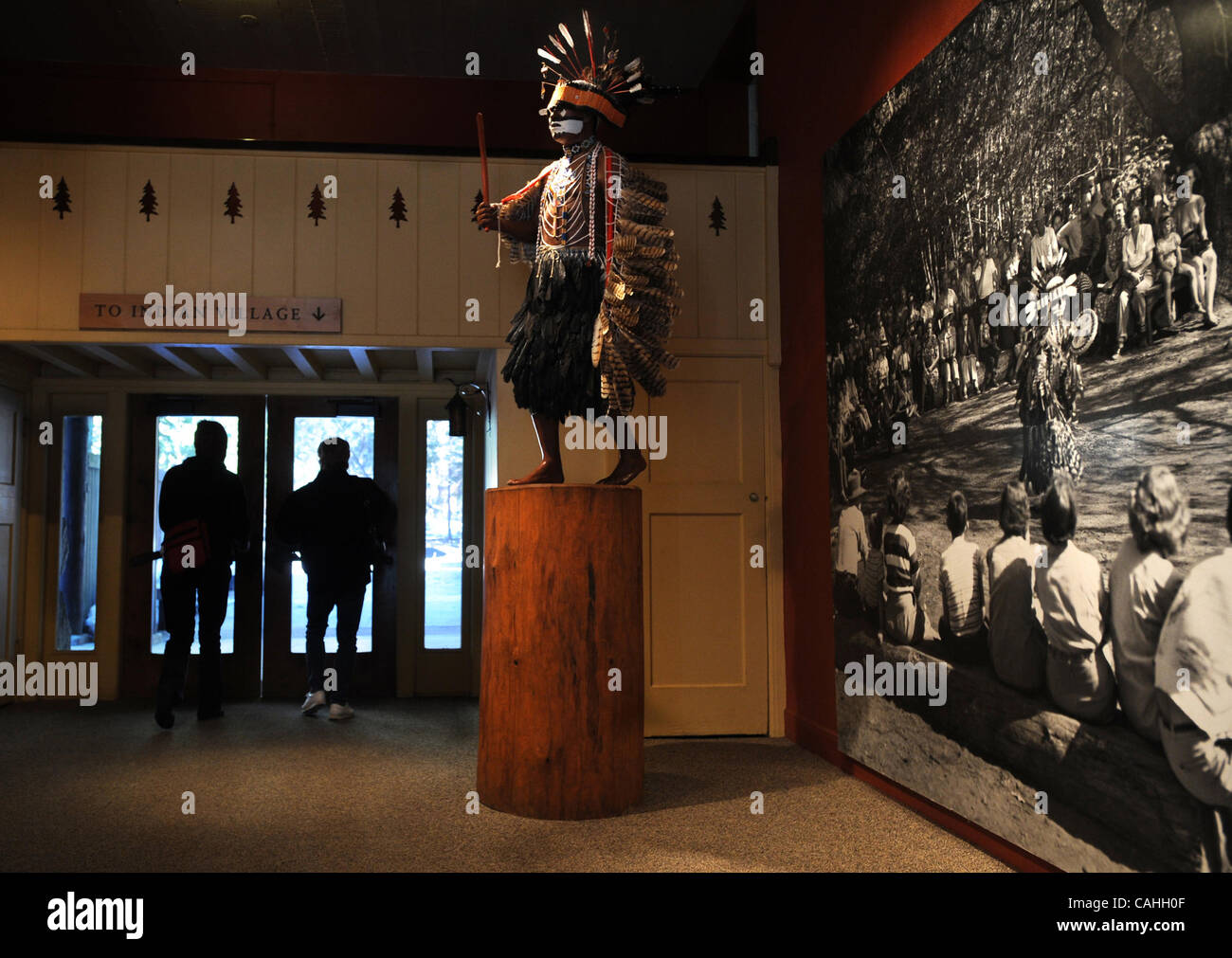 19. Januar 2008 - Yosemite, Kalifornien, USA - A Statue wie Chris Brown, bekannt als Chief Lemee der Miwok-Indianer, begrüßt Besucher im Yosemite Museum gekleidet. Paiute-Indianer sind unglücklich der Darstellung der einheimischen Menschen von Yosemite. (Kredit-Bild: © Hector Amezcua/Sacramento Bee/ZUMA Press) RES Stockfoto