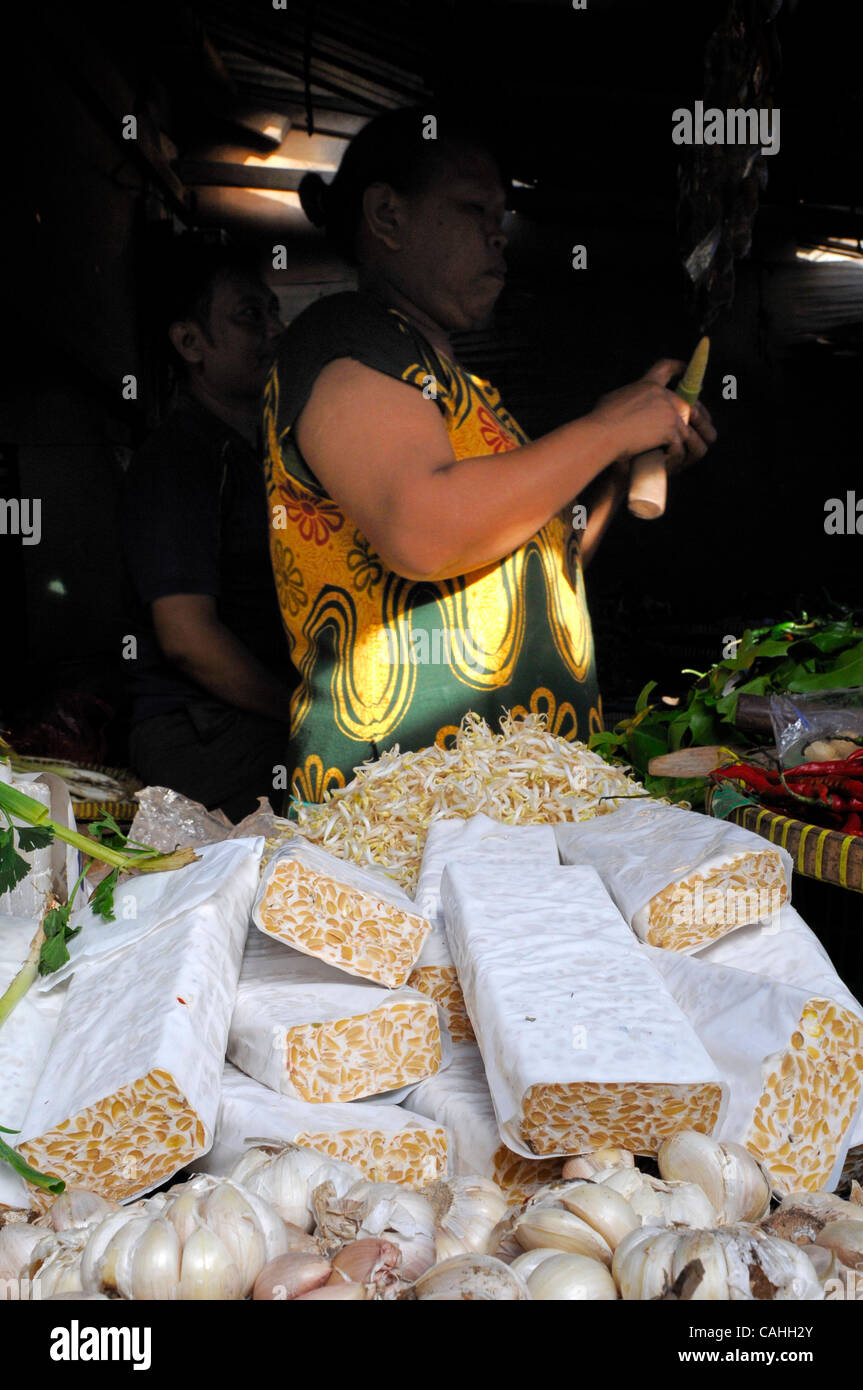 19. Januar 2007 Jakarta, Indonesien Bars von Tempeh auf des Verkäufers Stand auf der Pedok Street Market in Tebet Gebiet, südlich von Jakarta.  Soja-Produkte sind ein wesentlicher Bestandteil in der asiatischen Küche sowie Hauptfutter für die Region? s Armen. Für viele Indonesier, ein Stück Tempeh oder fermentierte soyabe Stockfoto