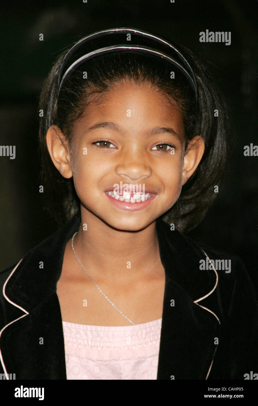 11. Dezember 2007 - New York, NY, USA - Schauspielerin WILLOW SMITH bei der New York-Premiere von "I Am Legend" im Theatre im Madison Square Garden statt. (Kredit-Bild: © Nancy Kaszerman/ZUMA Press) Stockfoto