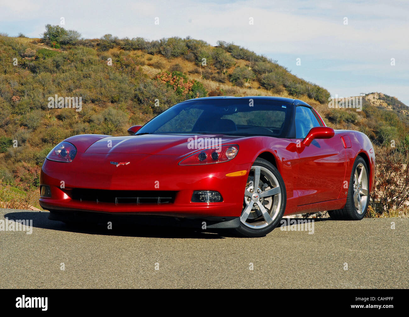 12. Dezember 2007 - Los Angeles, Kalifornien, USA - es gibt viele Verbesserungen und Verfeinerungen in diesem neuesten C6 Corvette, so dass es eine wahre Supersportwagen mit einer schnelleren 0-60 mph Zeit von nur 4,1 Sekunden und eine Höchstgeschwindigkeit von 190 km/h. Diese Tatsachen sind aufgrund der neuen LS3 6,2-Liter V8-Motor, die jetzt aus 430hp bei 5,9 pumpt Stockfoto