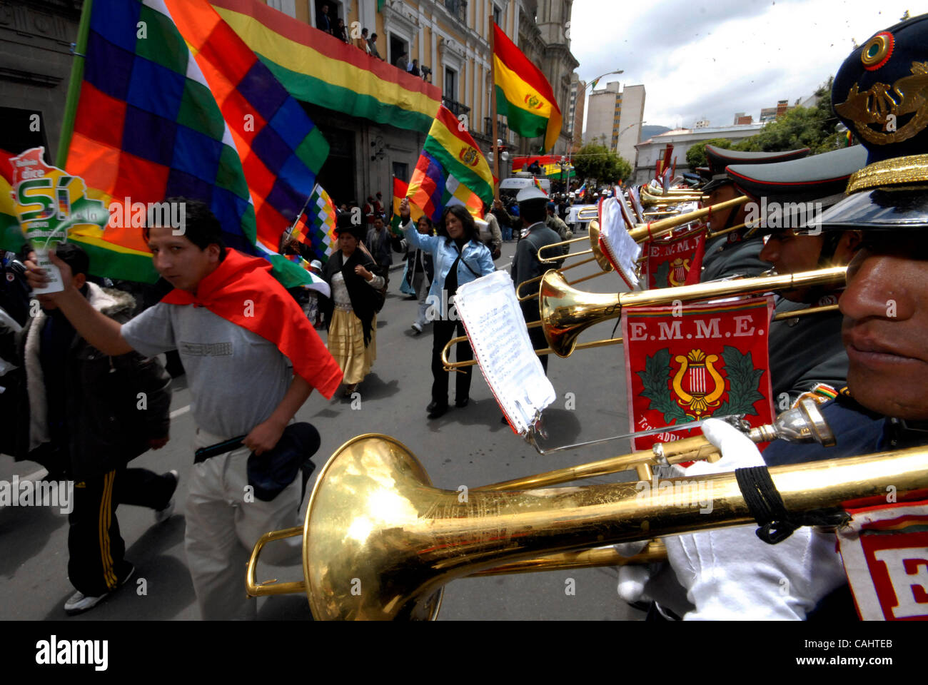 15. Dezember 2007 parade - La Paz, Bolivien - Leute während der Rallye Suport Präsident Evo Morales während der offiziellen Zeremonie Morales das neue Projekt der politischen Verfassung geben. Zur gleichen Zeit in Santa Cruz, eine wichtige Konzentration feiern die Avances ihren Autonomiestatus gegen linke Stockfoto