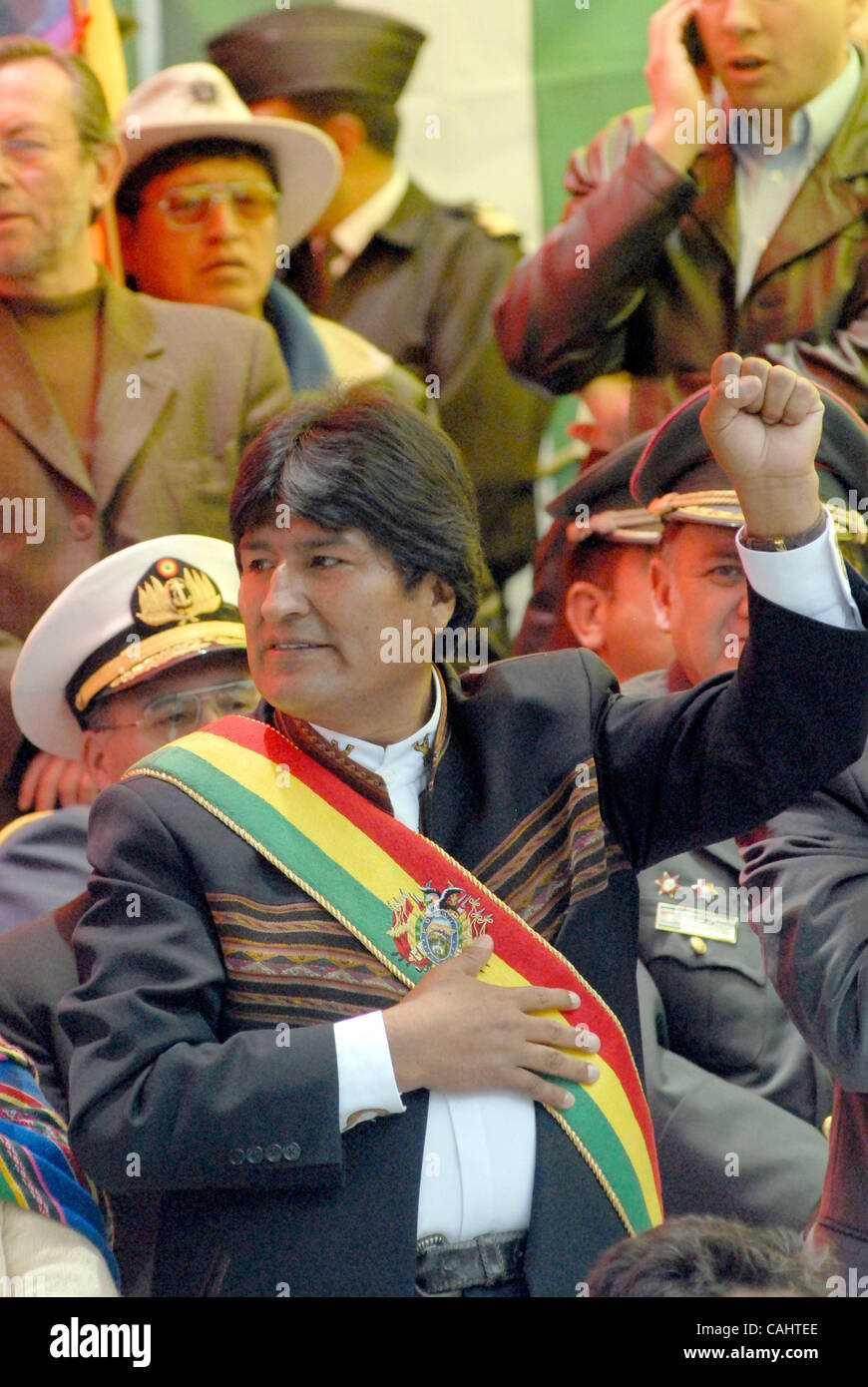 15. Dezember 2007 - La Paz, Bolivien - bolivianische Präsident EVO MORALES (Mitte) während der offiziellen Zeremonie Morales das neue Projekt der politischen Verfassung geben. Zur gleichen Zeit in Santa Cruz, eine wichtige Konzentration feiern die Avances ihren Autonomiestatus gegen linke Zentralregierung. Stockfoto