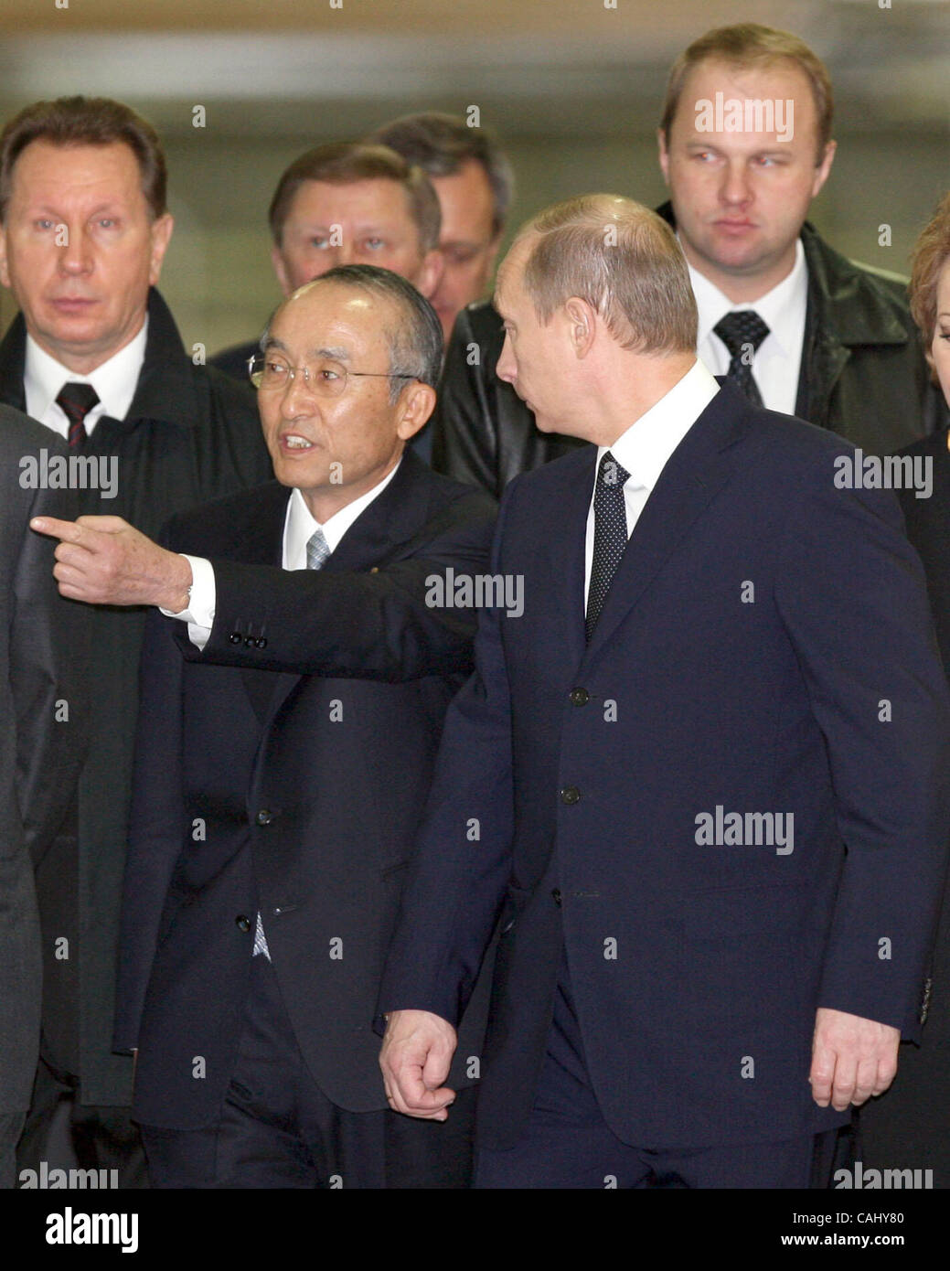 Neubau Toyota-Werk in St. Petersburg-Vororten von Schuschary, 21. Dezember 2007. Vladimir Putin Teilnahme an der Eröffnung des Toyopta Werkes. Präsident der Toyota Motor Corporation Katsuaki Watanabe (links von Putin) Stockfoto