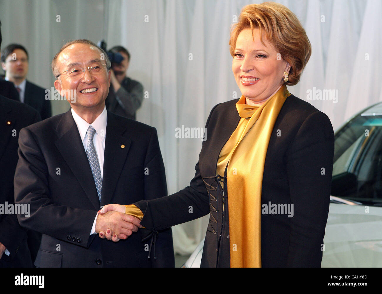 Neubau Toyota-Werk in St. Petersburg-Vororten von Schuschary, 21. Dezember 2007. Feierliche Eröffnung Zeremonie: Gouverneur von St. Petersburg Valentina Matvyenko und Präsident der Toyota Motor Corporation Katsuaki Watanabe (l) Stockfoto