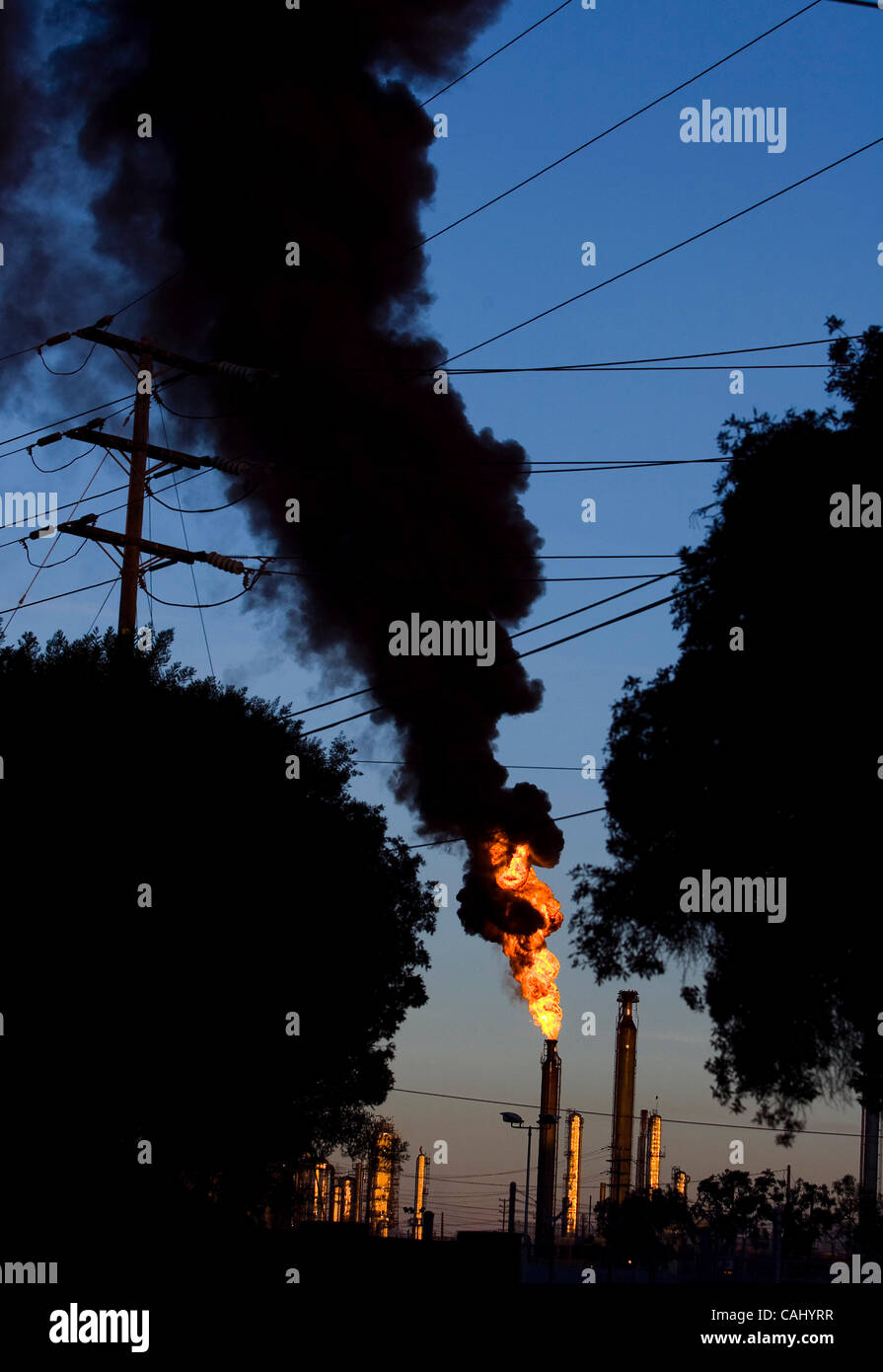 Große Flammen und Rauchwolken aus El Segundo Chevron-Raffinerie emittiert Montag Morgen um 06:30 Rauch aus den Flammen auf der 405 Freeway gesehen werden könnte. "Meine Nachbarn dachten, Malibu wieder auf Feuer war", sagte Manhattan Beach ansässigen Julie Seidman. Chevron-Sprecher Rod Spackman sagte der flam Stockfoto