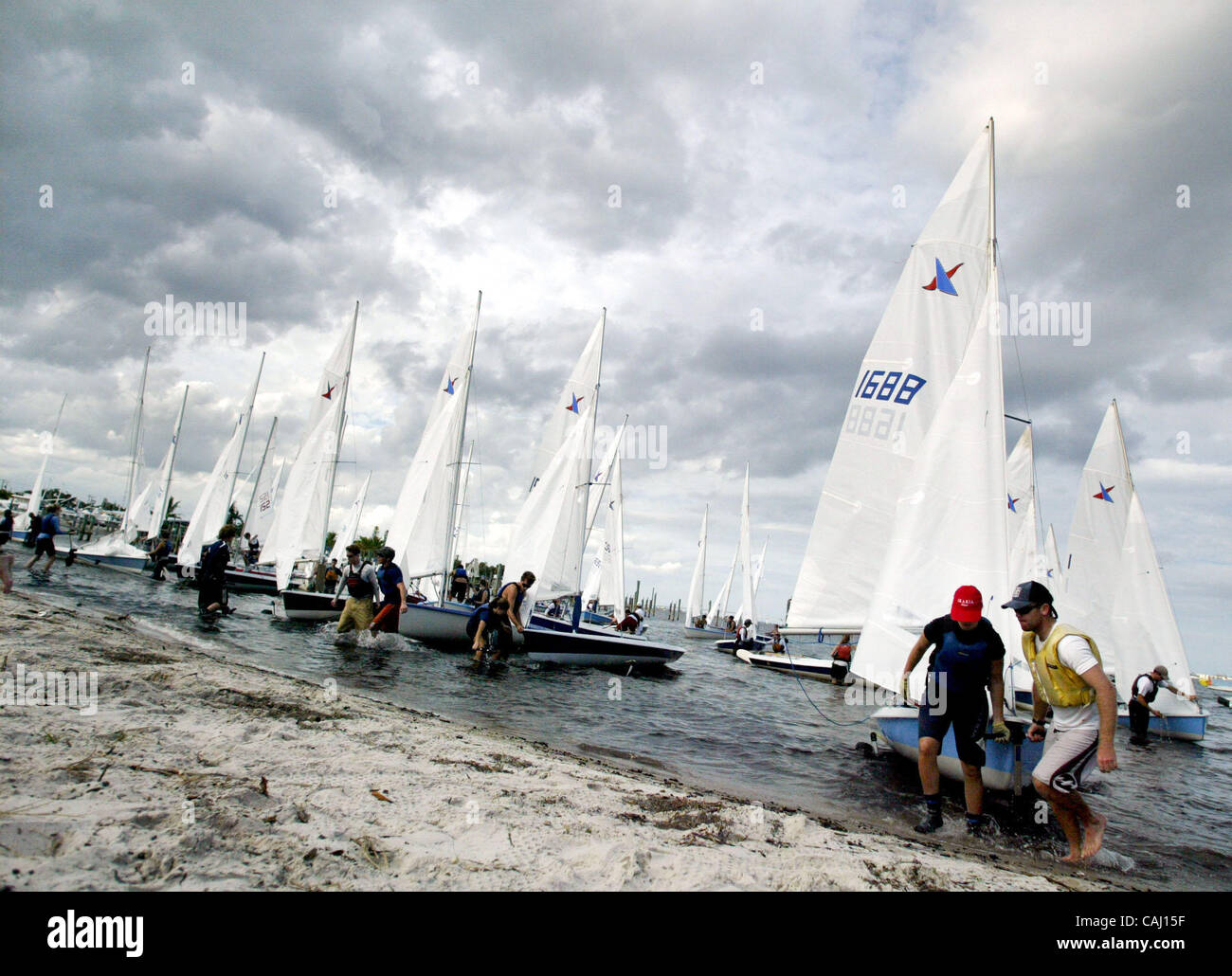 123107 Tc traf 2of3 Segeln Personal Foto von Meghan McCarthy/The Palm Beach Post 0047137A CLO-Jensen Beach-One hundert vierzehn Segler aus der ganzen USA, zwei in jedem Segel fahren Boot, machen ihren Weg zurück zum Ufer nach einem Rennen während der Vanguard 15 Midwinter Regatta in den Vereinigten Staaten Stockfoto