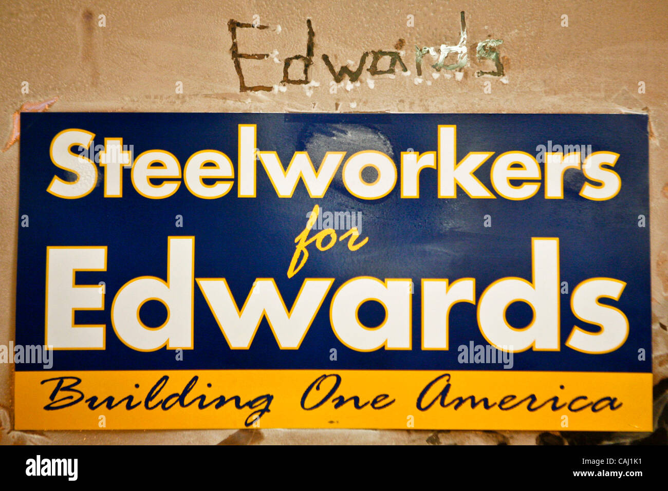 1. Januar 2008 - Des Moines, Iowa, USA - John Edwards Fans trotzten eisig, einstelligen Grad Kälte, der Präsidentschaftskandidat der United Steelworkers lokalen 164 in Des Moines, IA 1. Januar 2008 sprechen zu hören. Eine Gewerkschaft freiwilliger schrieb Edwards Namen in eisigen Frost, die auf das Gebäude gesammelt hatte Stockfoto