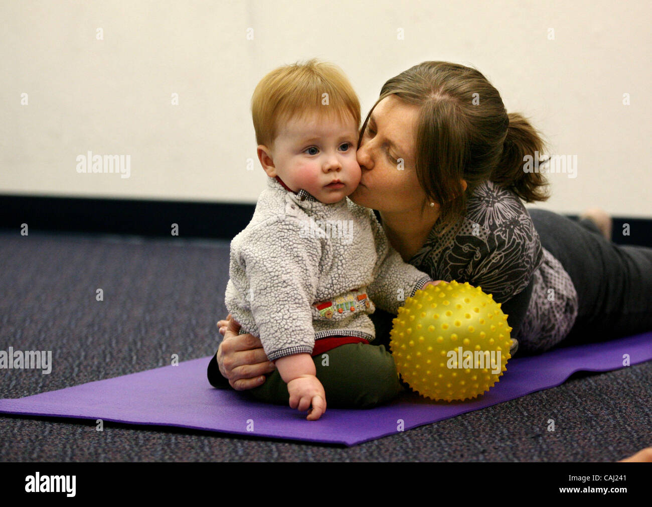2. Januar 2008 - Palo Alto, Kalifornien, USA - JOSIE GAILLARD spielt mit ihrem Sohn TEDDY GAILLARD, 10 Monate alten während der Mutter-Kind Yogaklasse bei der Blüte Geburt in Palo Alto auf Mittwoch, 2. Januar 2008. Die Klassen geben Mütter Zeit, in einer entspannten Umgebung zu trainieren und auch die Babys holen ein Stockfoto