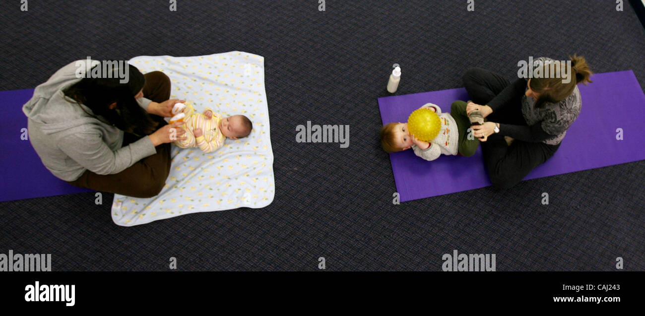 2. Januar 2008 - Palo Alto, Kalifornien, USA - SUE VAUGHAN arbeitet mit ihrem Sohn GRAHAM VAUGHAM und JOSIE GAILLARD arbeitet mit TEDDY GAILLARD während der Mutter-Kind-Yogaklasse bei der Blüte Geburt in Palo Alto am Dienstag, dem 2. Januar 2008 Klassen geben Mütter Zeit, in einer entspannten Umgebung zu trainieren und Stockfoto