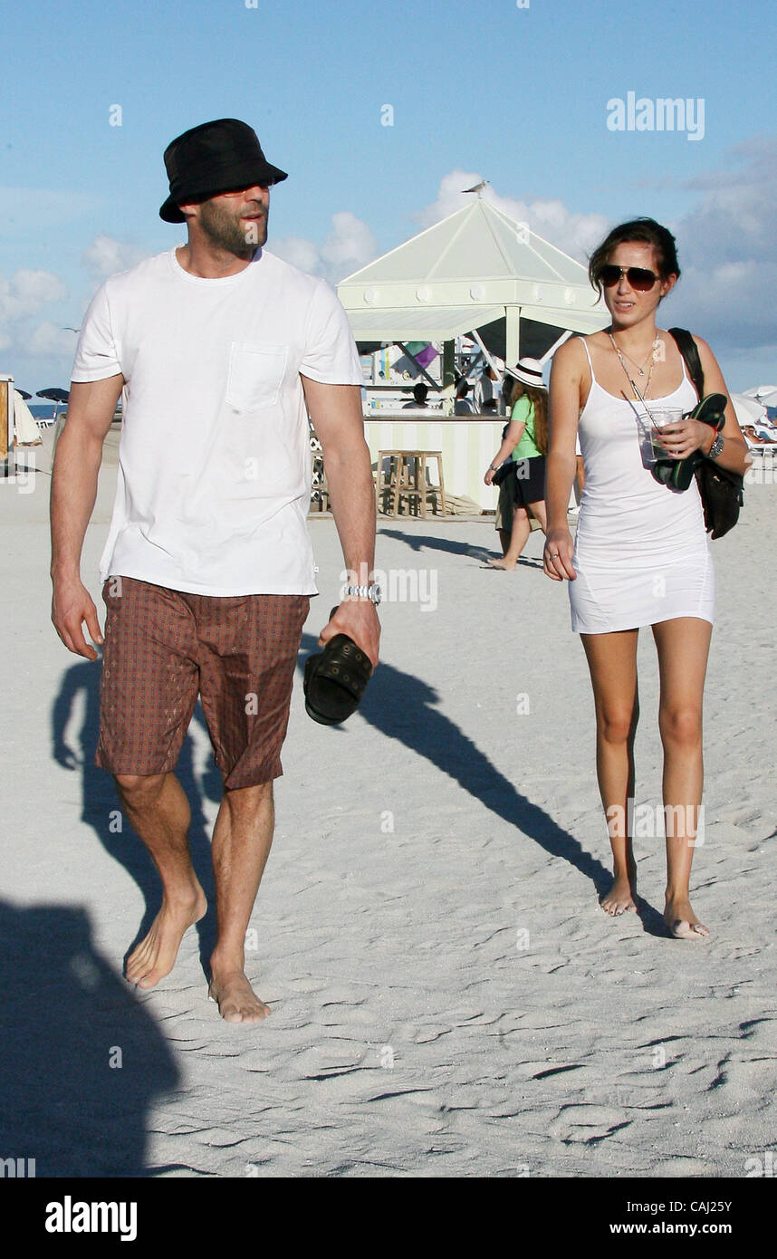 Miami Beach, 2008-1-2 / Schauspieler JASON STATHAM und seine neue Freundin schlagen am Strand in Miami. (Kredit-Bild: © die meisten wollten/ZUMA Press) Stockfoto