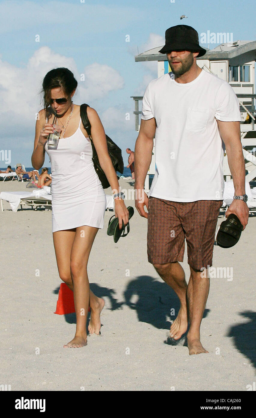Miami Beach, 2008-1-2 / Schauspieler JASON STATHAM und seine neue Freundin schlagen am Strand in Miami. (Kredit-Bild: © die meisten wollten/ZUMA Press) Stockfoto