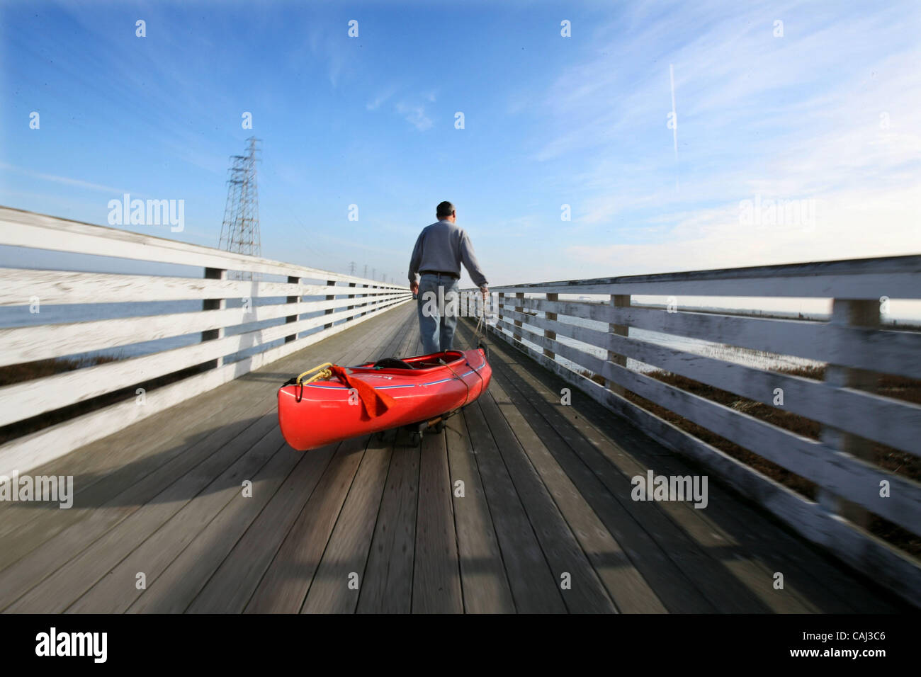 5. Januar 2008 - Palo Alto, Kalifornien, USA - ANDREI SARNA zieht sein Kajak über die Rampe an der Bootsanlegestelle am Palo Alto Baylands Nature Preserve am ersten sonnigen Tag in Wochen. (Kredit-Bild: © Norbert Von Der Groeben/Norbeert Von Der Groeben/ZUMA Press) Stockfoto