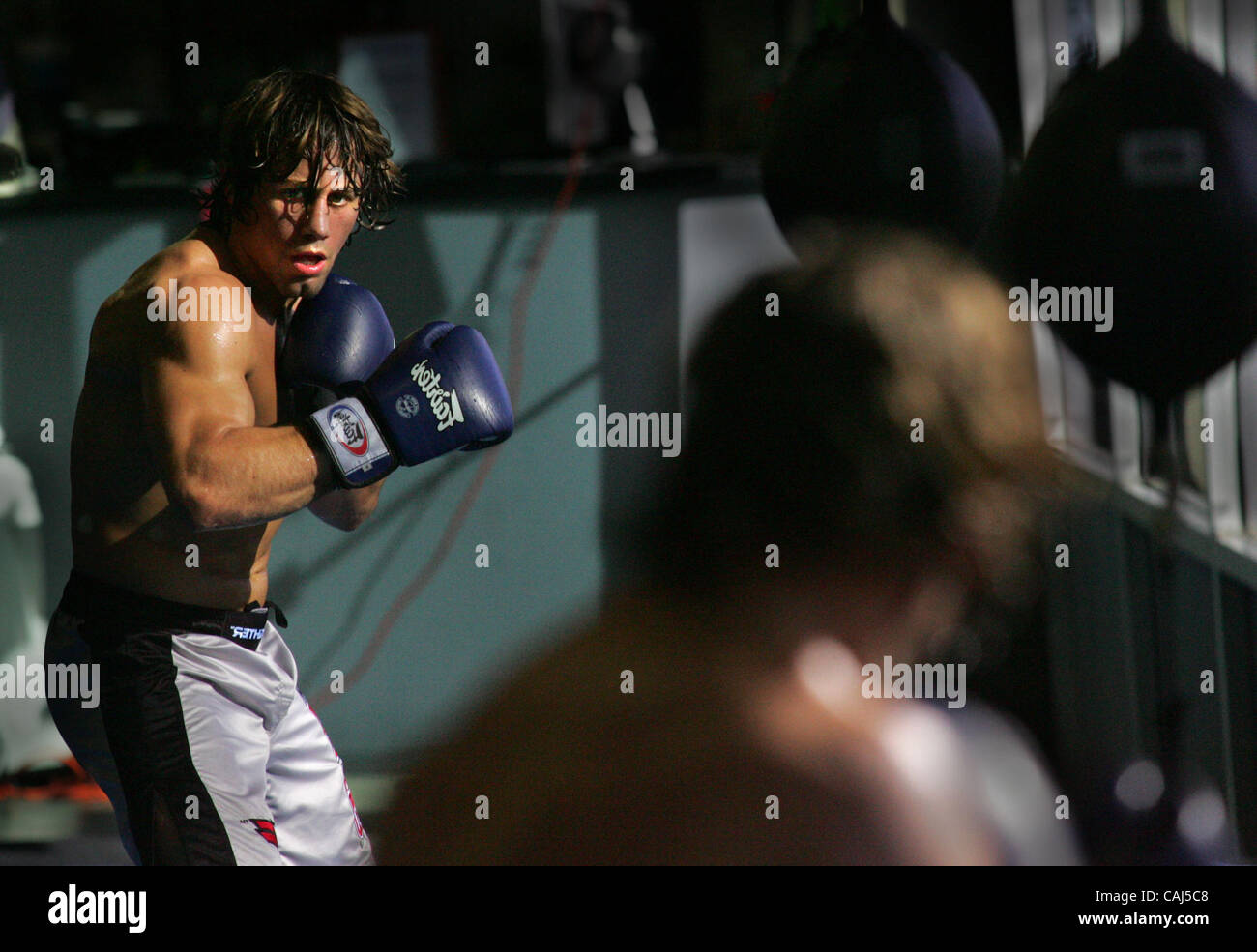 LEDE Weltmeister Faber hat einige warm-up Stanzen in der Halle wie das Morgenlicht durch die Fenster hereinkommt. Die härteste Kerl in Sacramento ist ca. 5-6 Fuß und 146 Pfund. Urijah Faber mag klein sein, aber er baut einen großen Ruf als einen ultimativen Kämpfer-Weltmeister. Er trainiert in der Turnhalle er eigene Stockfoto