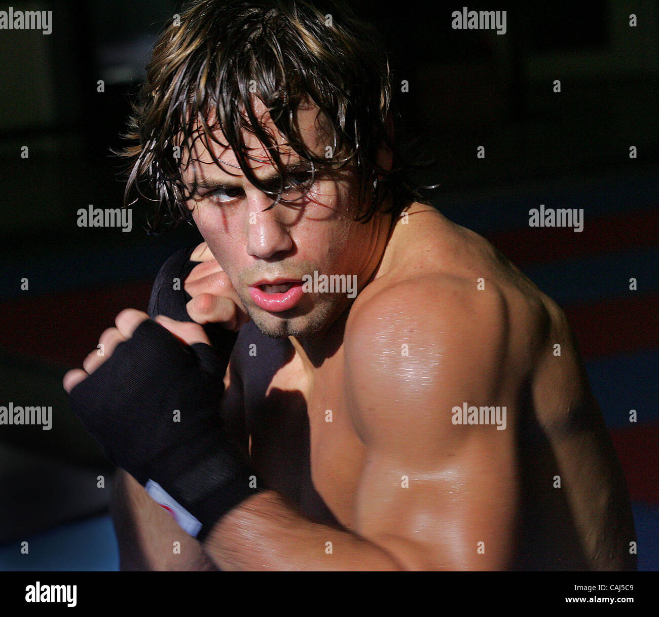 TEASER: Urijah Faber hat einige warm-up Stanzen in der Halle wie das Morgenlicht durch die Fenster hereinkommt. Die härteste Kerl in Sacramento ist ca. 5-6 Fuß und 146 Pfund. Urijah Faber mag klein sein, aber er baut einen großen Ruf als einen ultimativen Kämpfer-Weltmeister. Er trainiert im Fitness-Studio-h Stockfoto