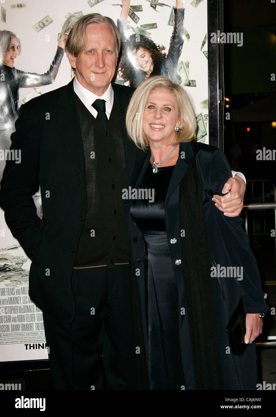 9. Januar 2008 - Westwood, Kalifornien, USA - Musiker t-Bone BURNETT & Direktor CALLIE KHOURI Ankunft in der "Mad Money" in Los Angeles im Mann Village Theatre statt. (Kredit-Bild: © Lisa O'Connor/ZUMA Press) Stockfoto