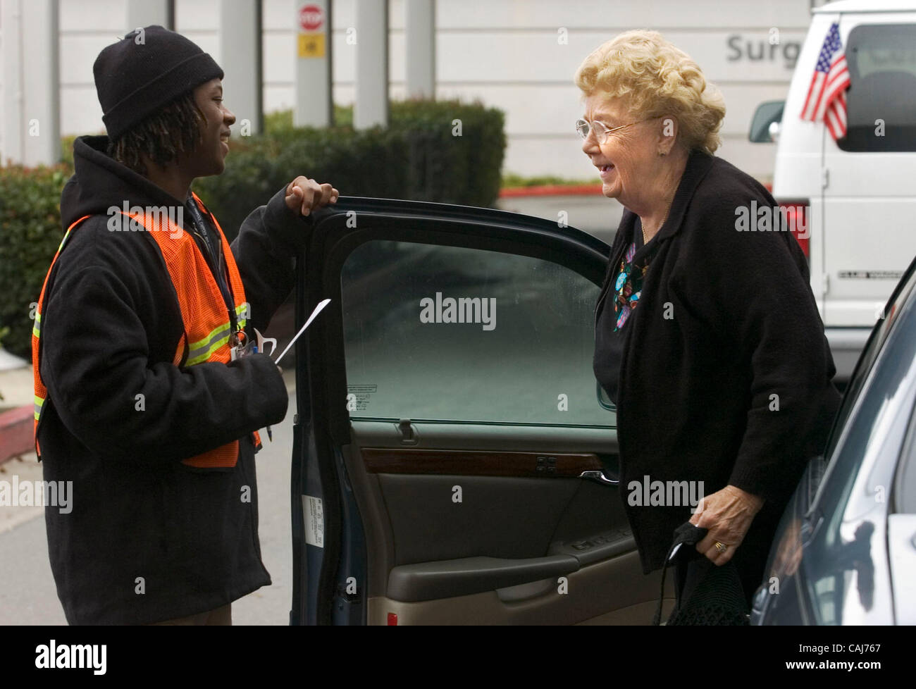 LEDE nach Kreisen die dosierte Menge vor UC Davis Hospital, beschlossen June Linn (Cq) von Sacramento, das Valet-Parking versuchen, denn Parkhaus des Krankenhauses zu weit für sie gehen, um ihre Tochter zu besuchen. Valet-Parking attendant Lamar Copeland Hlps Linn. Das Krankenhaus begonnen bietet Parkservice p Stockfoto