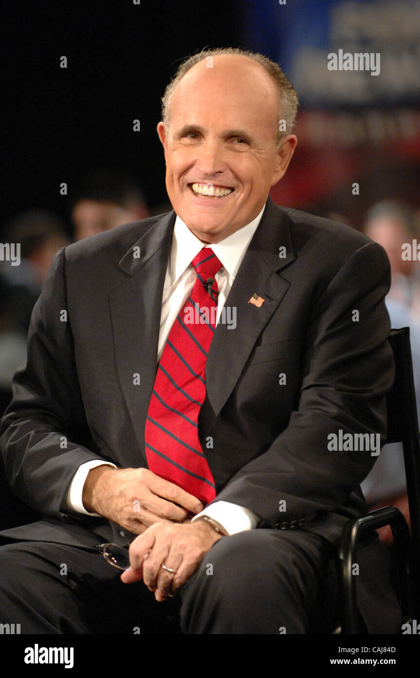 10. Januar 2008 - Myrtle Beach, South Carolina, USA - Präsidenten Canidate und ehemalige New Yorker Bürgermeister RUDY GIULIANI hat einen Auftritt mit Talkmaster Hannity & Colmes im Raum drehen nach teilnehmend in der ersten in den Süden republikanischen-Präsidentschafts-Debatte, die bei der Myrte werden stattfand Stockfoto