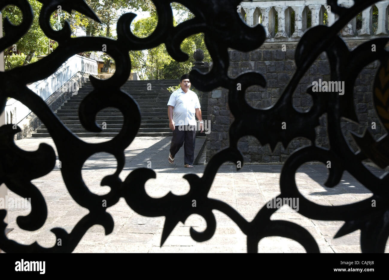 KARANGANYAR, zentral-JAVA, Indonesien-Januar 12, 2008: Ein Wachmann an Suhartos Familienmausoleum Spaziergänge innerhalb der Verbindung im Giribangun. 86 - jährige Suharto, der Indonesien mehr als drei Jahrzehnte lang regierte, vor kurzem erlitt mehrere Orgel ausfallen und ist in einem kritischen Zustand berichtet. Polizei, Stockfoto