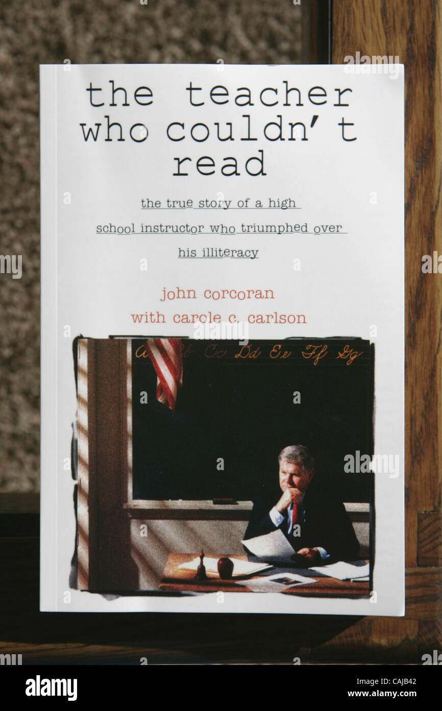 14. Januar 2008, Oceanside, Kalifornien, USA.  Autor JOHN CORCORAN sitzt in seinem Haus am Montag in Oceanside, Kalifornien. Corcoran neue Buch heißt "Brücke zur Alphabetisierung" und seine anderen (älteren erstes Buch) Buch heißt "Der Lehrer, der nicht lesen konnte." Corcoran lernen nicht, bis er 48 war zu lesen Stockfoto