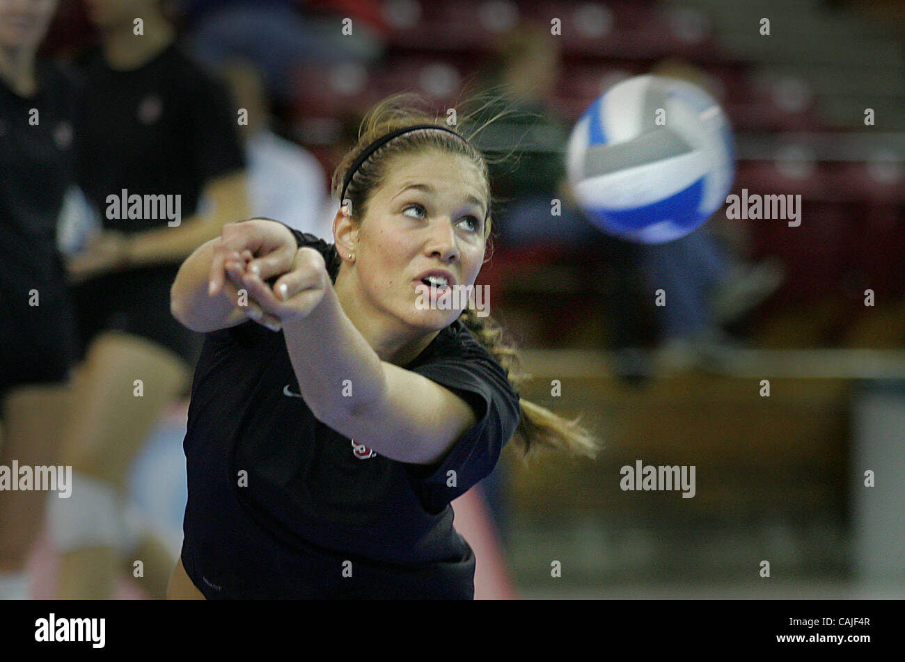 Alix Klineman aus Stanford schlägt den Ball während einer Übung in Vorbereitung auf die 2007 NCAA-Meisterschaft Halbfinale, die in Arco Arena, 13. Dezember stattfinden wird und 15. Bild 12. Dezember 2007.  Sacramento Bee Bryan Patrick volleyball Stockfoto