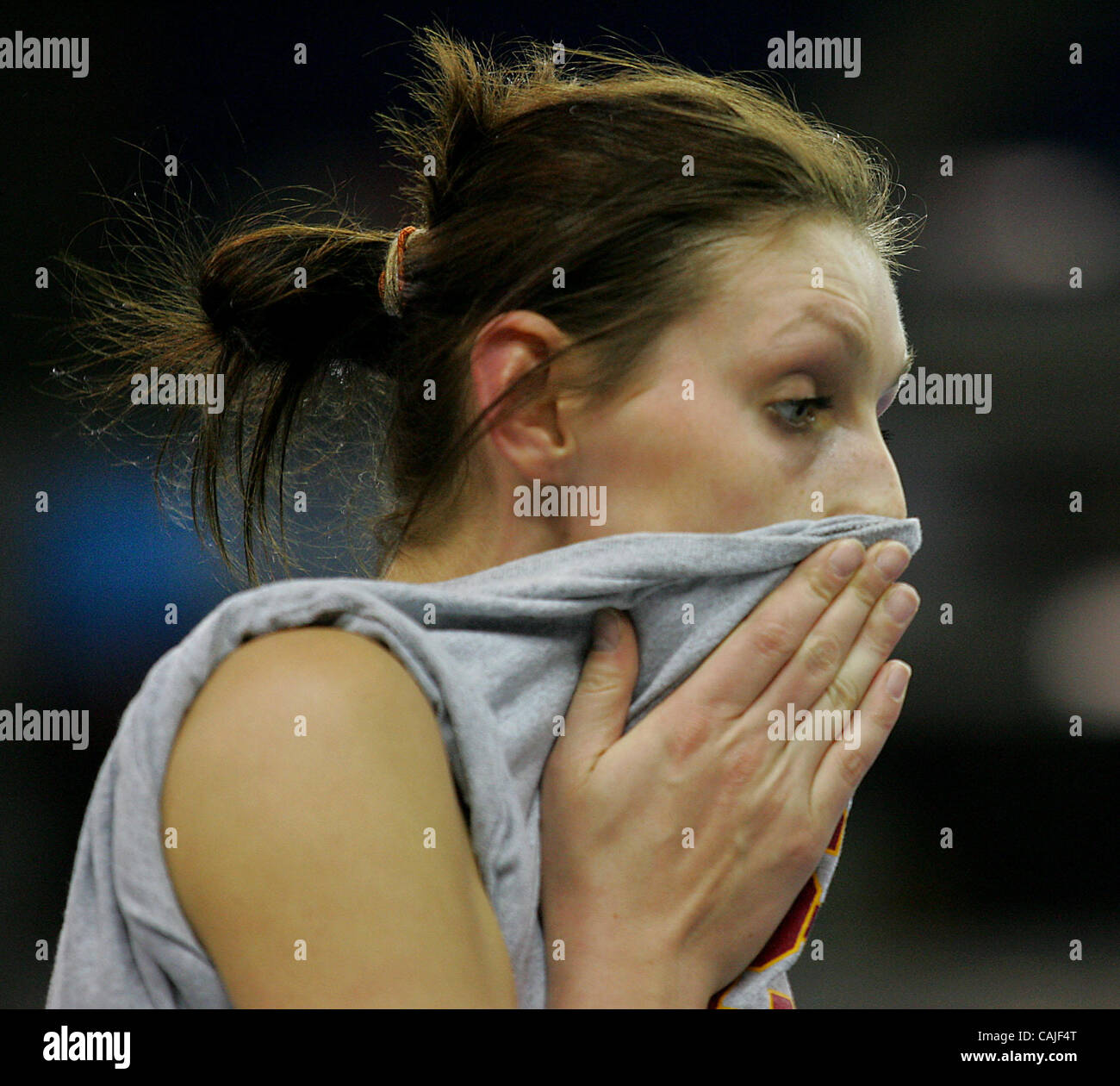 Asien-Kaczor Form USC nimmt eine kurze Pause während einer Übung in Vorbereitung auf die 2007 NCAA-Meisterschaft Halbfinale, die in Arco Arena, 13. Dezember stattfinden wird und 15. Bild 12. Dezember 2007.  Sacramento Bee Bryan Patrick volleyball Stockfoto