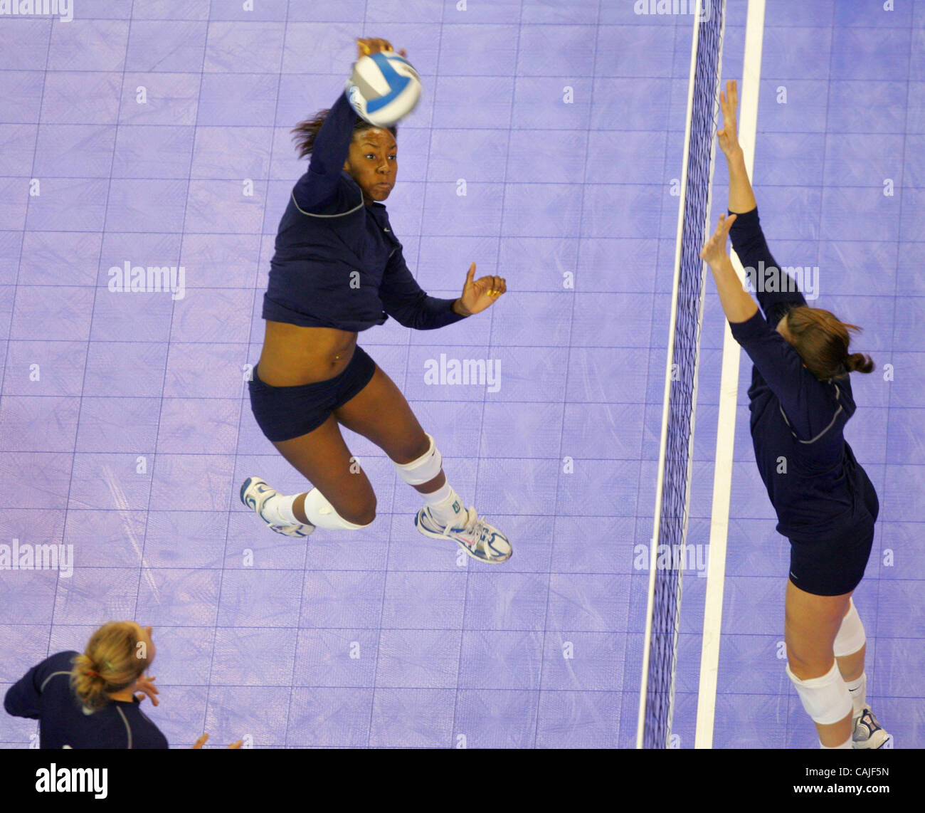 LEDE Megan Hodge Penn State spikes den Ball während einer Übung in Vorbereitung auf die 2007 NCAA-Meisterschaft Halbfinale, die in Arco Arena, 13. Dezember stattfinden wird und 15. Bild 12. Dezember 2007.  Sacramento Bee Bryan Patrick volleyball Stockfoto