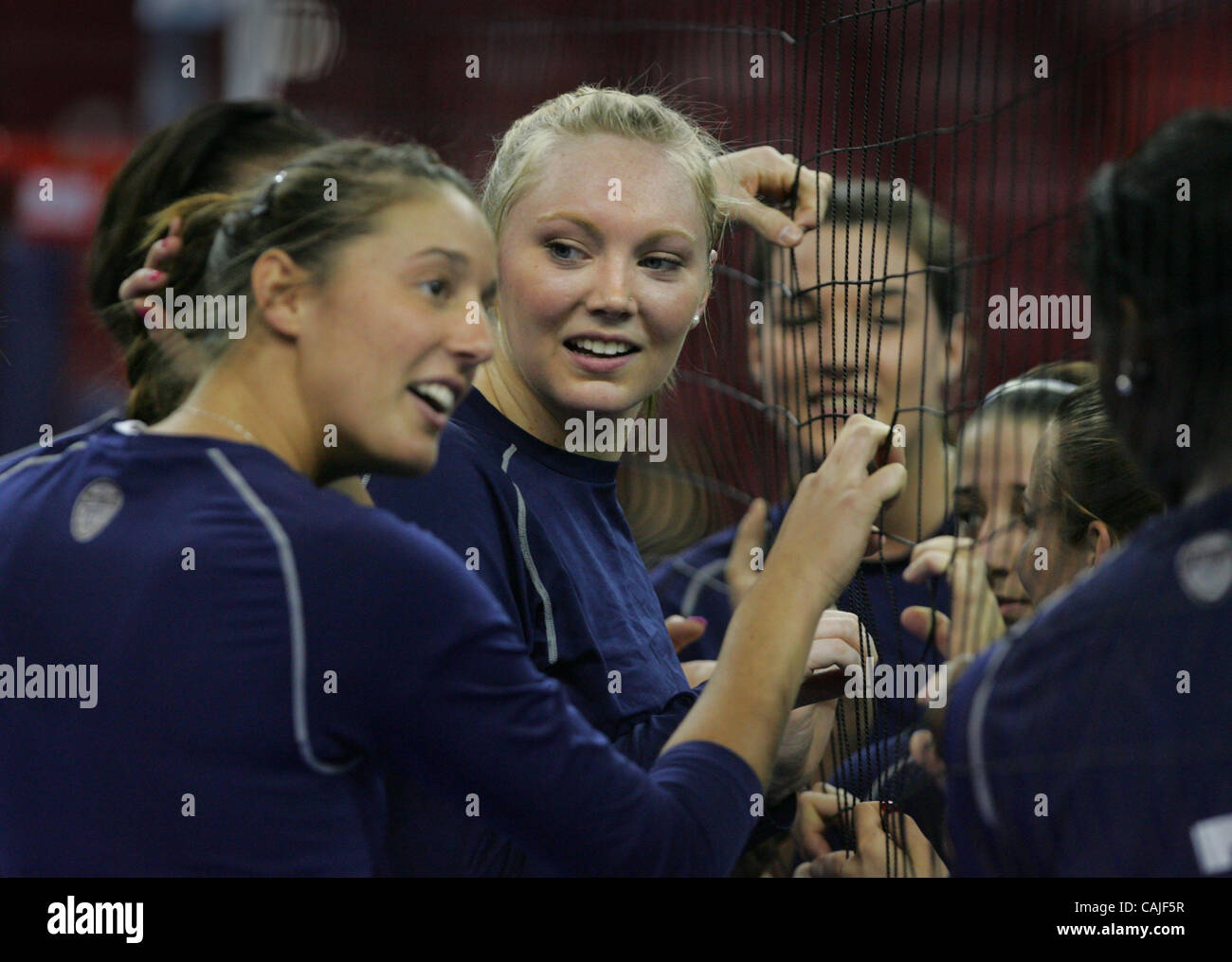 Nicole Fawcett (Zentrum lächelnd) und Mitglieder des Penn State-Teams kommen zusammen, um das Netz nach dem Training zu unterhalten während einer Übung in Vorbereitung auf die 2007 NCAA-Meisterschaft Halbfinale, die in Arco Arena, 13. Dezember stattfinden wird, und 15. Bild 12. Dezember 2007.  Sacramento Stockfoto