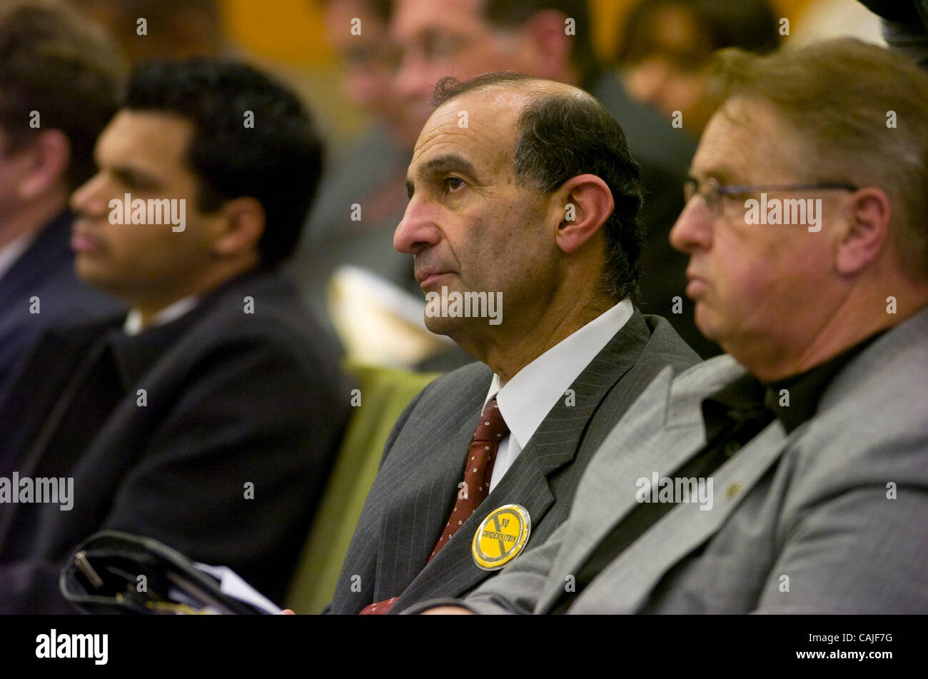 Die Innenstadt von Eigentümer Moe Mohanna hört Argumente für den Vorschlag für die Stadt Sacramento Eminent Domain verwenden, um ihn zu zwingen, seine Eigenschaften im 700 Block der K Street Dienstag, 18. Dezember 2007 in den Stadtrat-Kammern zu verkaufen. Carl Costas / ccostas@sacbee.com Stockfoto