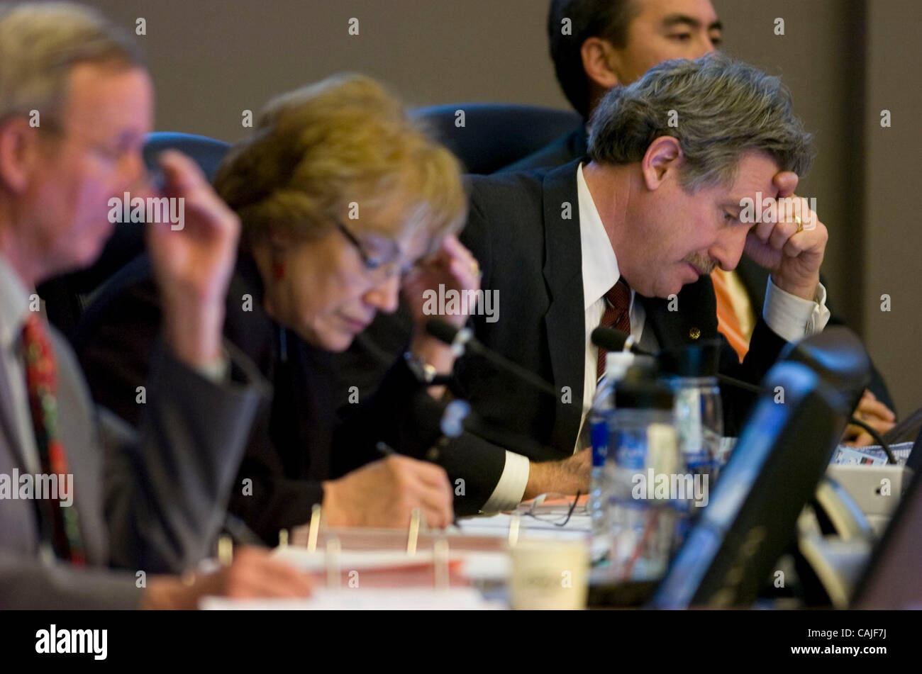 Sacramento Stadtratmitglieder Ray Tretheway, ganz links, Sandy Sheedy und Steve Cohn anhören Argumente gegen den Vorschlag, Eminent Domain verwenden zwingen Eigentümer Moe Mohanna, seine Eigenschaften im 700 Block der K Street Dienstag, 18. Dezember 2007 in den Stadtrat-Kammern zu verkaufen. Carl C Stockfoto