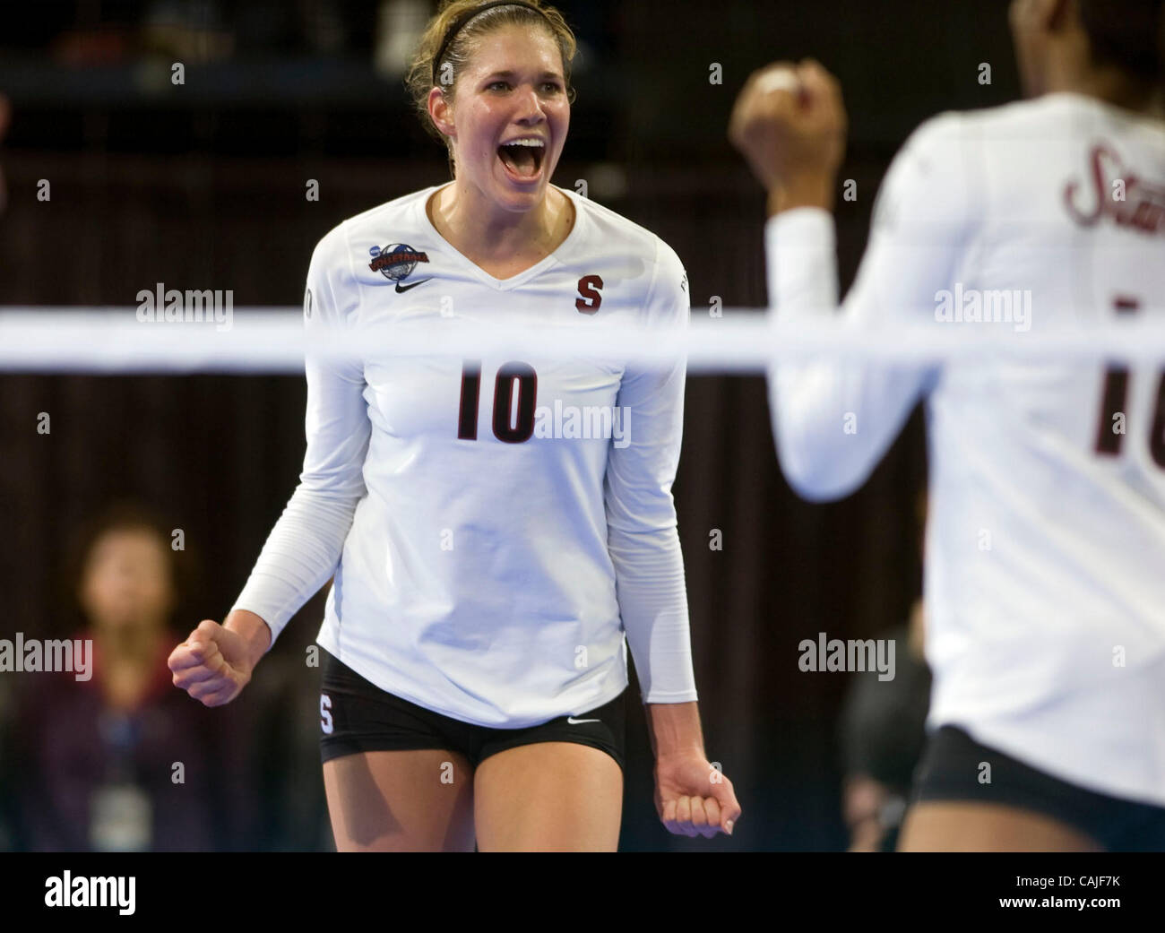 Stanfords Alix Klineman feiert Kardinal Punkt im Spiel fünf gegen die USC Trojans während 2007 NCAA Division I Frauen Volleyball-Meisterschaft Halbfinale Donnerstag, 13. Dezember 2007 in Arco Arena in Sacramento, Calif.  Stanford gewinnt drei Spiele auf zwei. Carl Costas / ccostas@sacbee.com Stockfoto