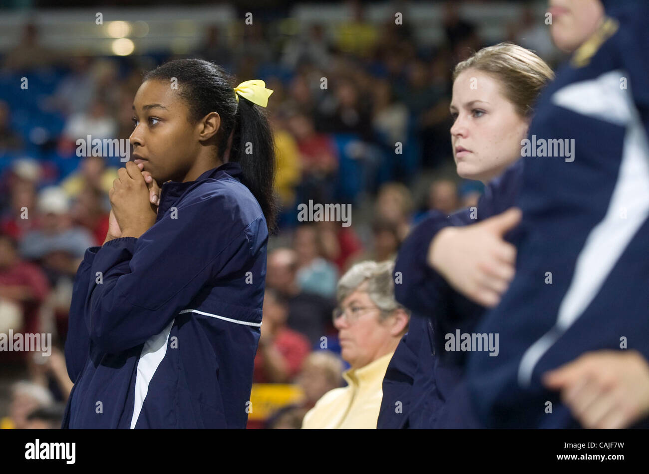 Die Cal-Bären-Bank sehen die letzten Momente von ihrem Spiel gegen die Penn State Nittany Lions während 2007 NCAA Division ich Frauen Volleyball-Meisterschaft Halbfinale Donnerstag, 13. Dezember 2007 in Arco Arena in Sacramento, Calif. Carl Costas / ccostas@sacbee.com Stockfoto
