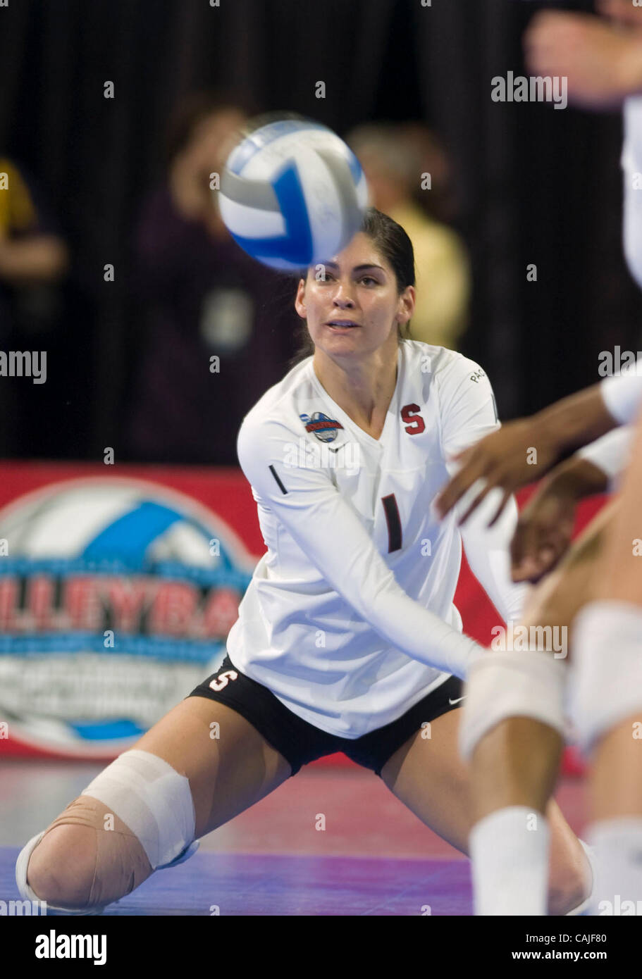 Stanford Cardinal Cynthia Barboza gibt einen Trojaner USC diene während 2007 NCAA Division ich Frauen Volleyball-Meisterschaft Halbfinale Donnerstag, 13. Dezember 2007 in Arco Arena in Sacramento, Calif. Stanford gewinnt drei Spiele auf zwei. Carl Costas / ccostas@sacbee.com Stockfoto