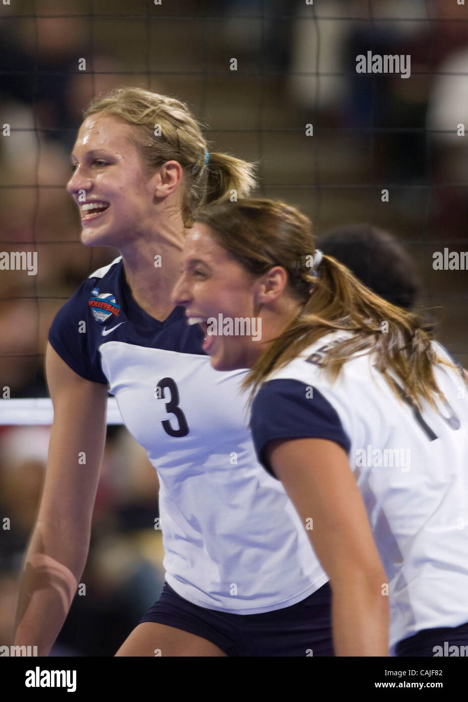 Chrisa Harmotto (#3) und Caitlyn Hess (#10) während der Nittanay Löwe-match gegen die Cal-Bären während der 2007 NCAA Division ich Frauen Volleyball-Meisterschaft Halbfinale Donnerstag, 13. Dezember 2007 in Arco Arena in Sacramento, Calif. Carl Costas / ccostas@sacbee.com Stockfoto