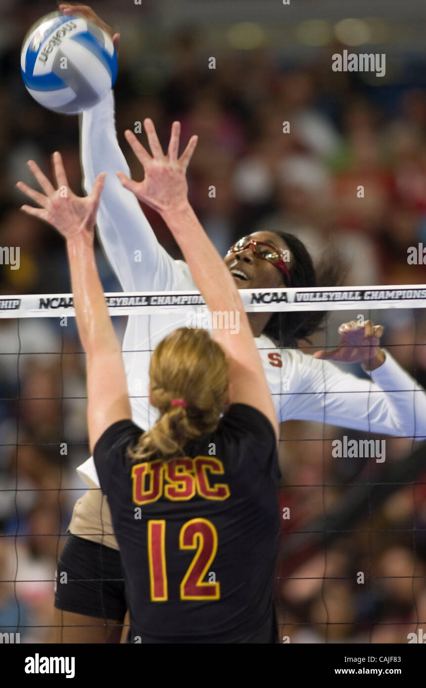 Stanford Cardinal Foluke Akinradewo Herausforderungen USC Trojan Diane Copenhagen während 2007 NCAA Division ich Frauen Volleyball-Meisterschaft Halbfinale Donnerstag, 13. Dezember 2007 in Arco Arena in Sacramento, Calif. Carl Costas / ccostas@sacbee.com Stockfoto