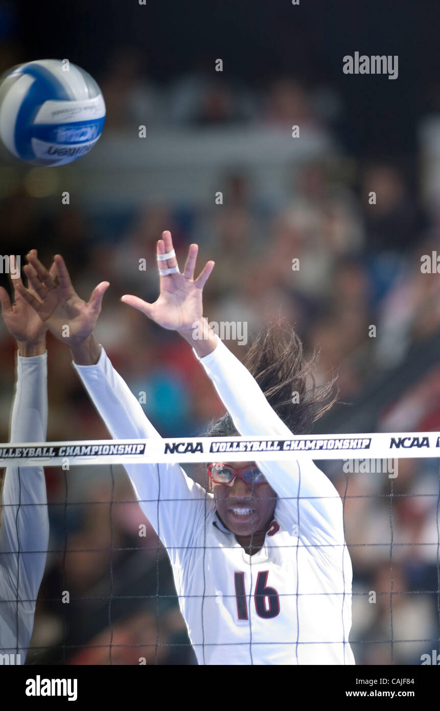 Stanford Cardinal Foluke Akinradewo auf dem Block gegen den USC Trojans während 2007 NCAA Division ich Frauen Volleyball-Meisterschaft Halbfinale Donnerstag, 13. Dezember 2007 in Arco Arena in Sacramento, Calif. Stanford gewinnt drei Spiele auf zwei. Carl Costas / ccostas@sacbee.com Stockfoto