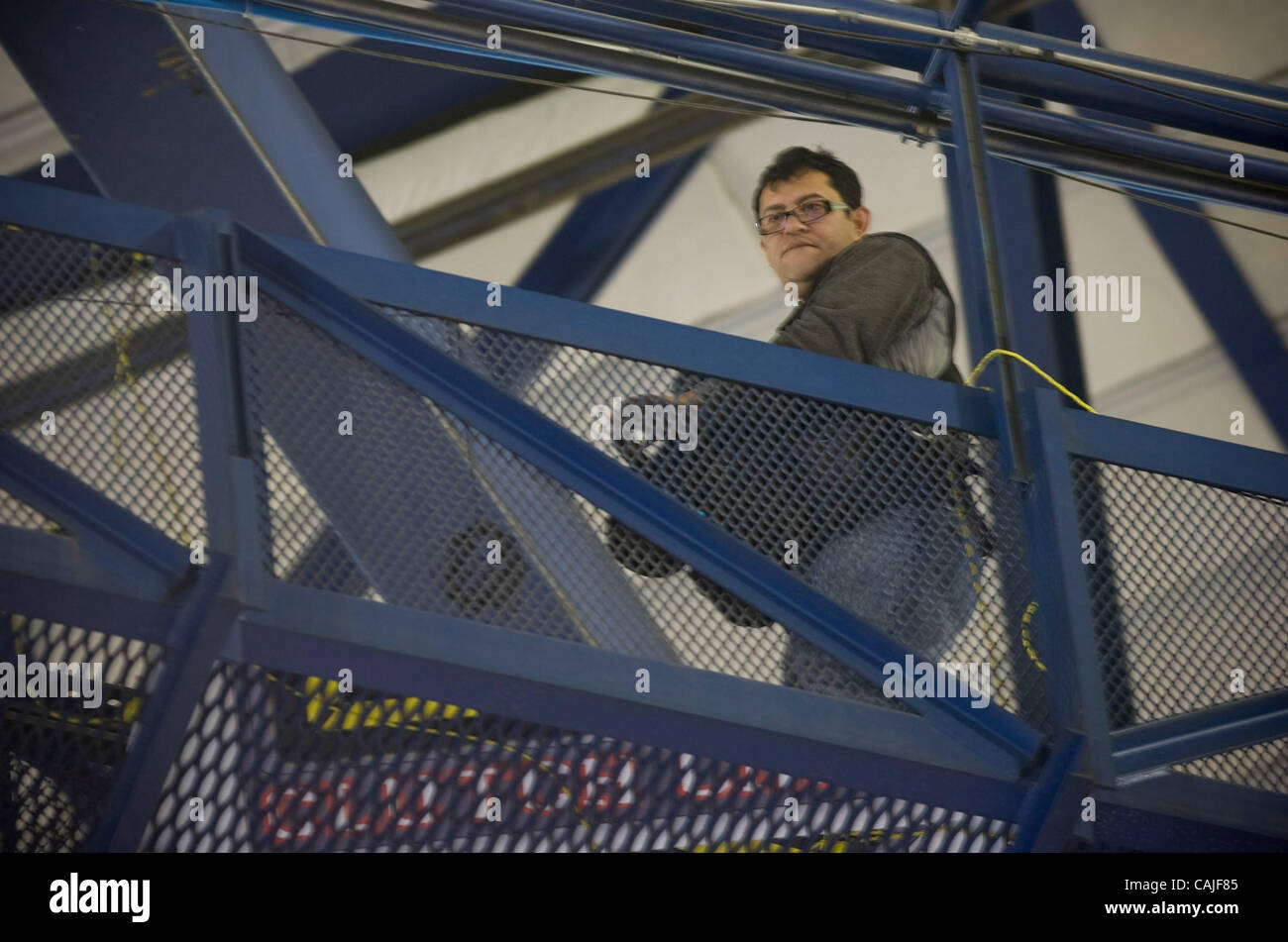 Hector Amezcua Fotografien der Stanford vs. USC entsprechen vom Laufsteg hoch über Arco Arena Boden während der 2007 NCAA Division ich Frauen Volleyball-Meisterschaft Halbfinale Donnerstag, 13. Dezember 2007 in Sacramento, Calif. Carl Costas / ccostas@sacbee.com Stockfoto