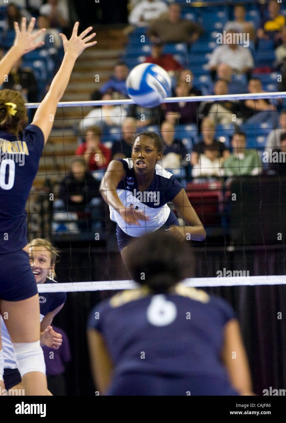 Penn State Nittany Lion Megan Hodge Brände ein Schuss auf die Cal trägt während der 2007 NCAA Division ich Frauen Volleyball-Meisterschaft Halbfinale Donnerstag, 13. Dezember 2007 in Arco Arena in Sacramento, Calif. Carl Costas / ccostas@sacbee.com Stockfoto