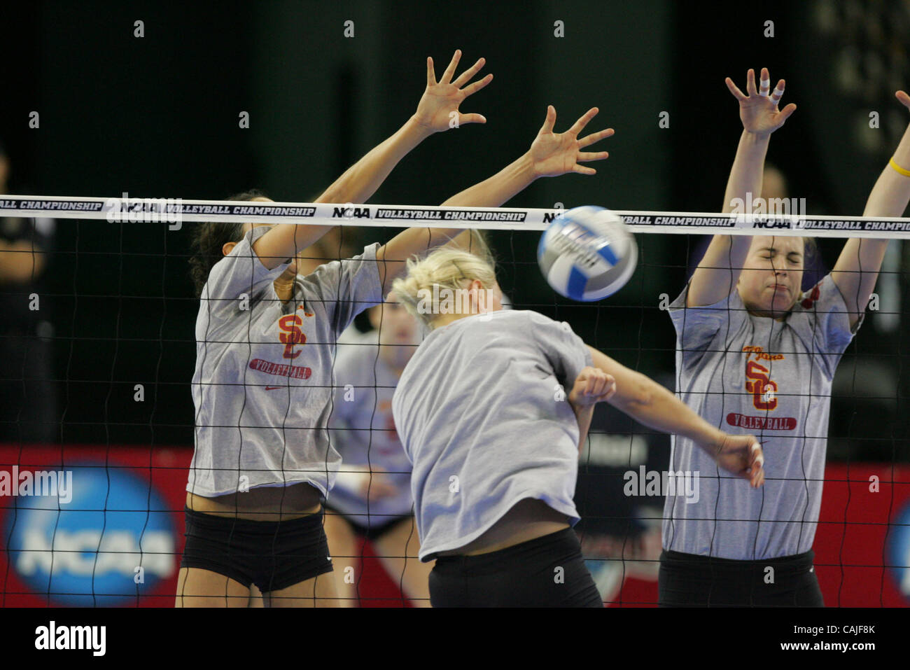 USC-Team steigt für die Spitze und Block während einer Übung in Vorbereitung auf die 2007 NCAA-Meisterschaft Halbfinale, die in Arco Arena, 13. Dezember stattfinden wird und 15. Bild 12. Dezember 2007.  Sacramento Bee Bryan Patrick volleyball Stockfoto