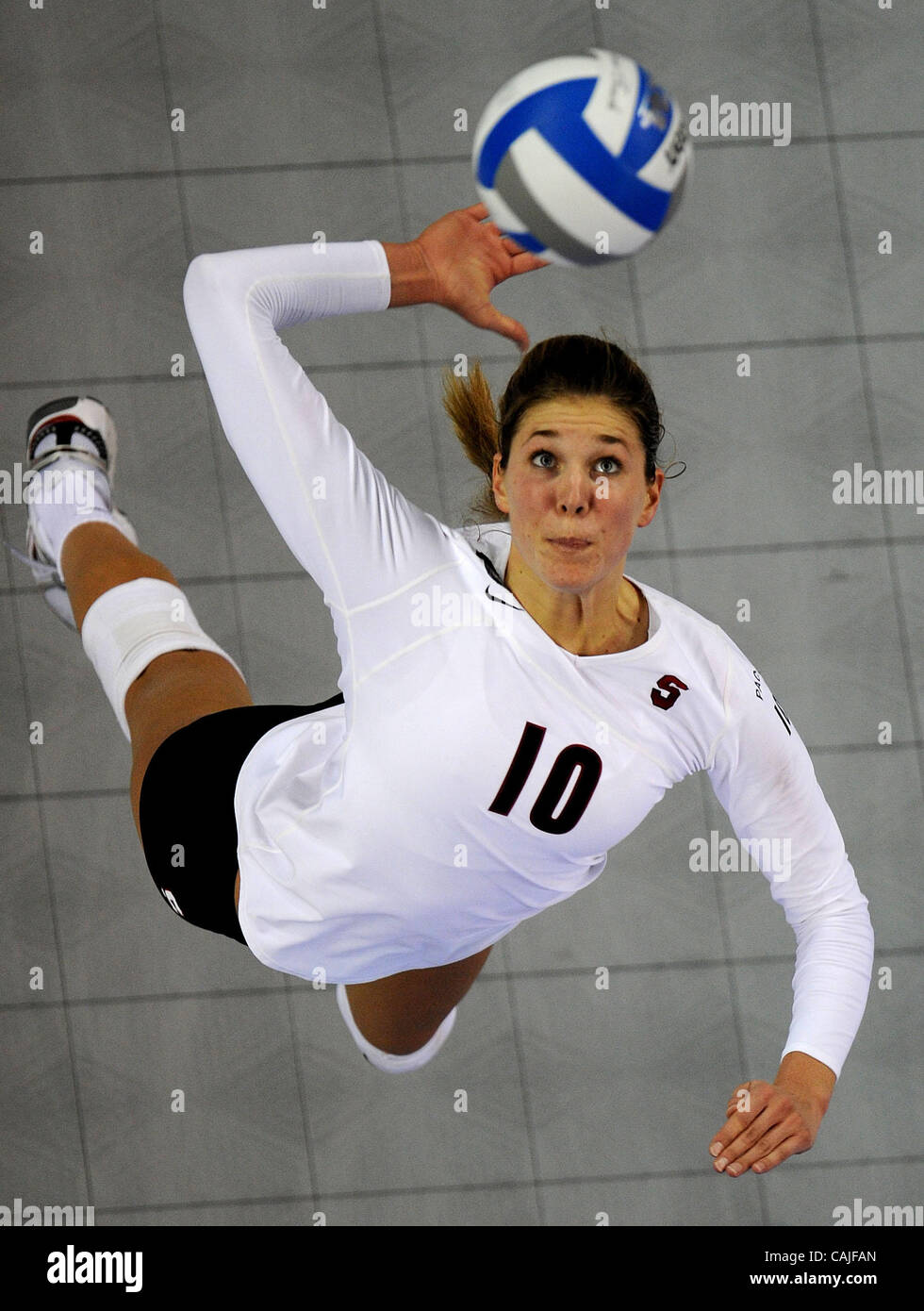 Stanford Cardinals Alix Klineman, #10, dient die Kugel gegen die Penn State Nittany Lions während 2007 NCAA Division ich Frauen Volleyball-Meisterschaft-Spiel Samstag, 15. Dezember 2007, in Arco Arena in Sacramento, Kalifornien (Hector Amezcua / hamezcua@sacbee.com) Showcase 2007 Stockfoto