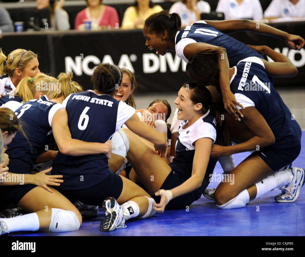 Penn State Nittany Lions Spieler stürmen das Gericht nach ihrem 3: 2-Sieg gegen die Stanford Cardinals während 2007 NCAA Division ich Frauen Volleyball-Meisterschaft-Spiel Samstag, 15. Dezember 2007, in Arco Arena in Sacramento, Kalifornien (Hector Amezcua / hamezcua@sacbee.com) Stockfoto