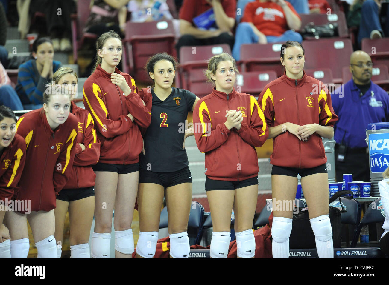 USC Trojan Bank Uhren die letzten Momente der ihr Match gegen die Stanford Cardinals. während der 2007 NCAA Division ich Frauen Volleyball-Meisterschaft Halbfinale Donnerstag, 13. Dezember 2007, in Arco Arena in Sacramento, Kalifornien Caridnals drei Spiele auf zwei gewinnen. (Hector Amezcua / hamezcua@sacbee.com Stockfoto