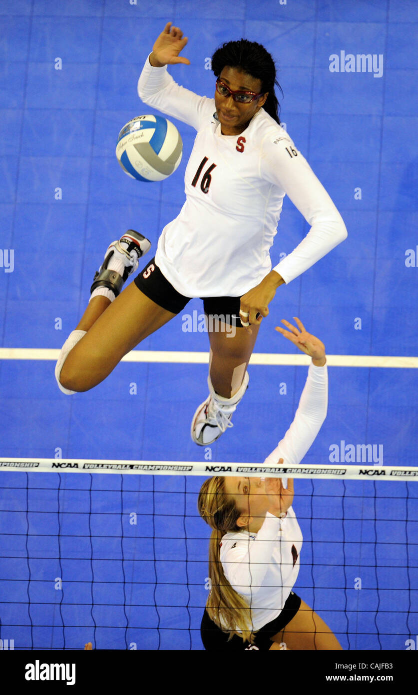 Stanford Cardinals Foluke Akinradewo am Netz gegen den USC Trojans während 2007 NCAA Division ich Frauen Volleyball-Meisterschaft Halbfinale Donnerstag, 13. Dezember 2007, in Arco Arena in Sacramento, Kalifornien (Hector Amezcua / hamezcua@sacbee.com) Stockfoto