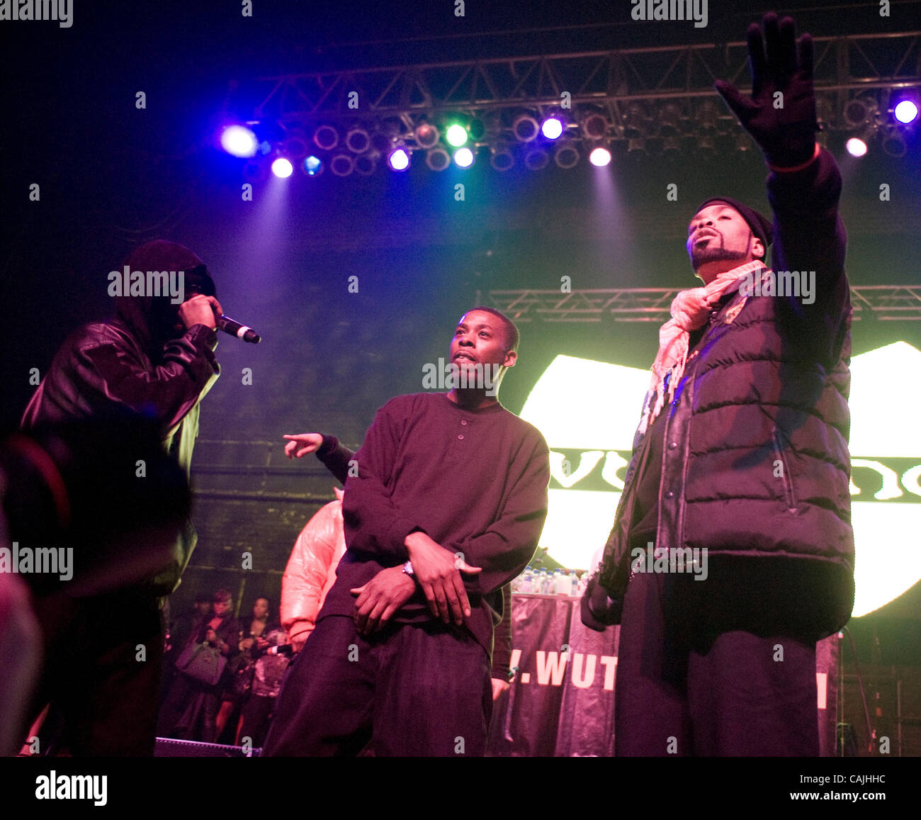 8. Januar 2011 - Chicago, IL USA - GZA (Gary Grice) (Mitte) und Method Man (Clifford Smith) (rechts) des Wu-Tang Clans führt am Kongress-Theater in Chicago zu einem ausverkauften. Stockfoto