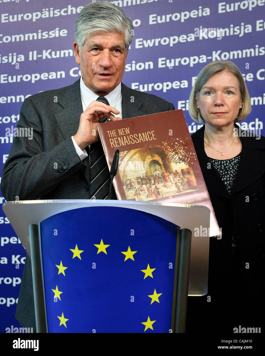 10. Januar 2011 - Brüssel, Belgien - französischer Geschäftsmann und aktuellen Publicis CEO MAURICE LEVY (L) und Generaldirektor der deutschen National Bibliothek ELISABETH NIGGEMANN im Rahmen einer Pressekonferenz auf die Digitalisierung von Europas Kulturerbe am Hauptsitz der Europäischen Kommission. Der Bericht "neue R Stockfoto