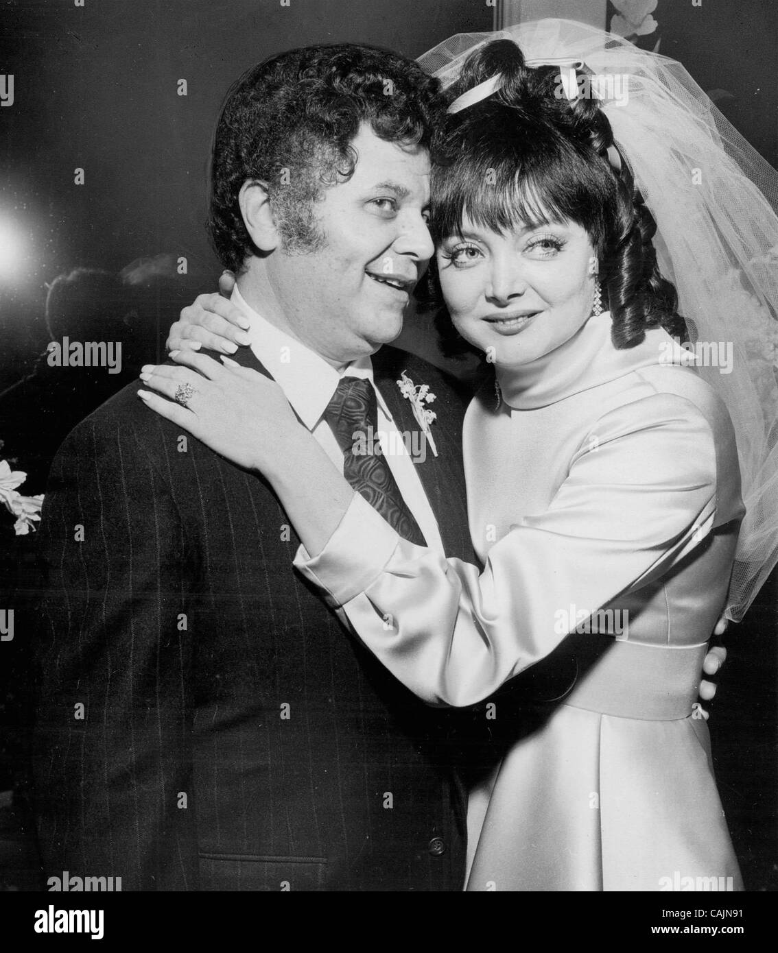 11. Januar 2011 - Hollywood, Kalifornien, USA - Hochzeit von CAROLYN JONES und Herbert S. Greene 1968.SUPPLIED von Fotos, INC.. CAROLYNJONESRETRO. (Kredit-Bild: © Michael Germana/Globe Photos/ZUMAPRESS.com) Stockfoto