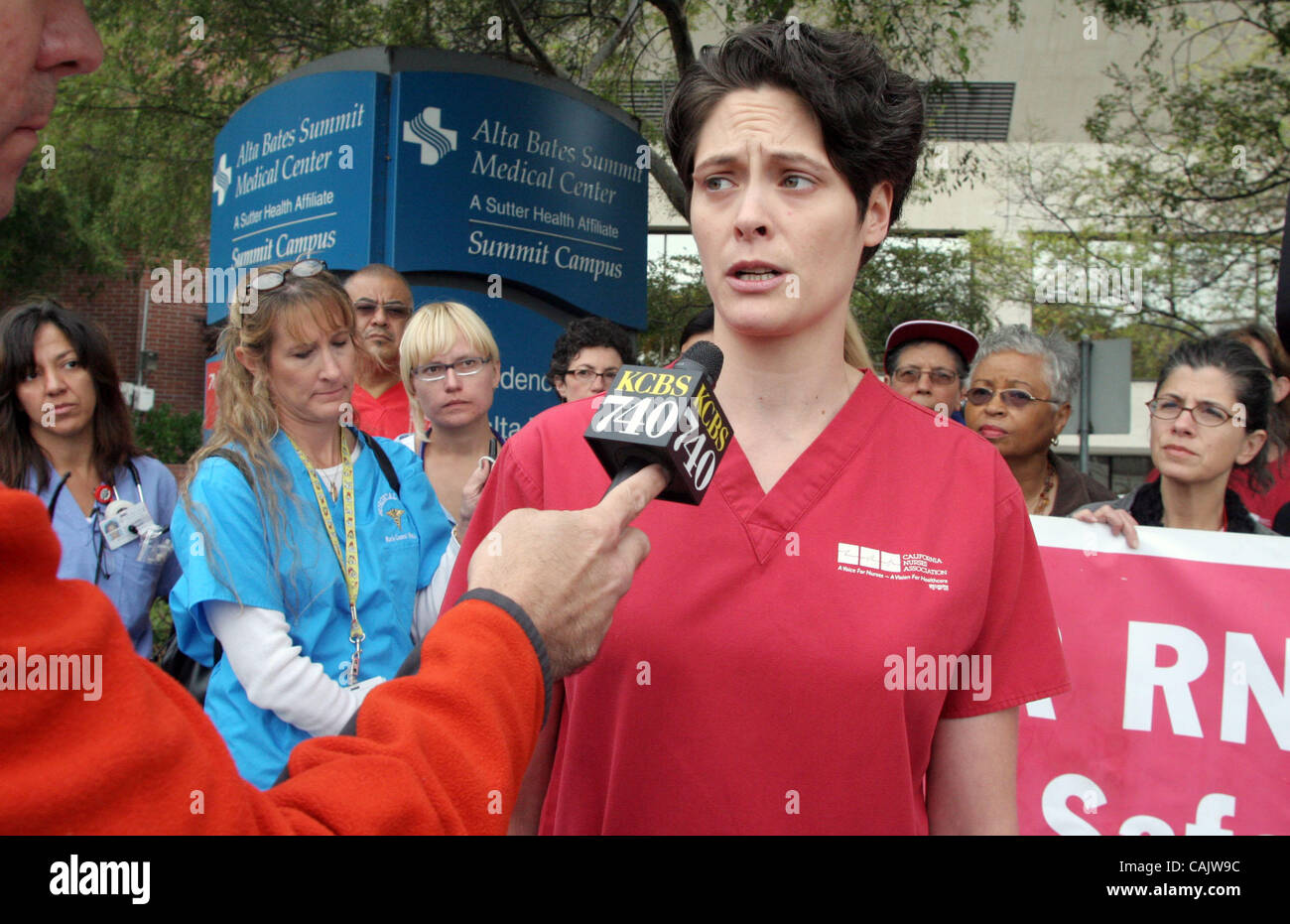 Jan Rodolfo, Onkologie Krankenschwester auf Alta-Bates-Gipfel, ist einer von vielen, die auf einer Pressekonferenz morgen sprach, Freitag, 28. September 2007 kündigt Pläne für eine große Bucht breit Krankenschwestern Streik im Oktober.  Krankenschwestern aus vielen verschiedenen Buchtbereich medizinischen Zentren standen draußen Summit Medical Center in Oakland Stockfoto