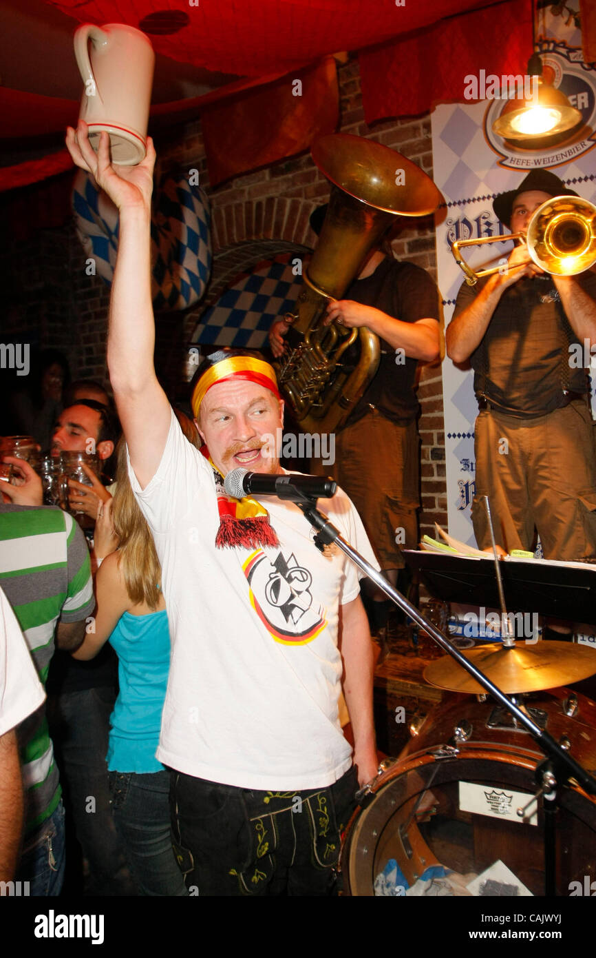 Sylvester Schneider Inhaber Zum Schneider und eine Oompah Band an der Bar Restaurant am 30. September 2007 während ihrer Oktoberfest-Festlichkeiten Stockfoto